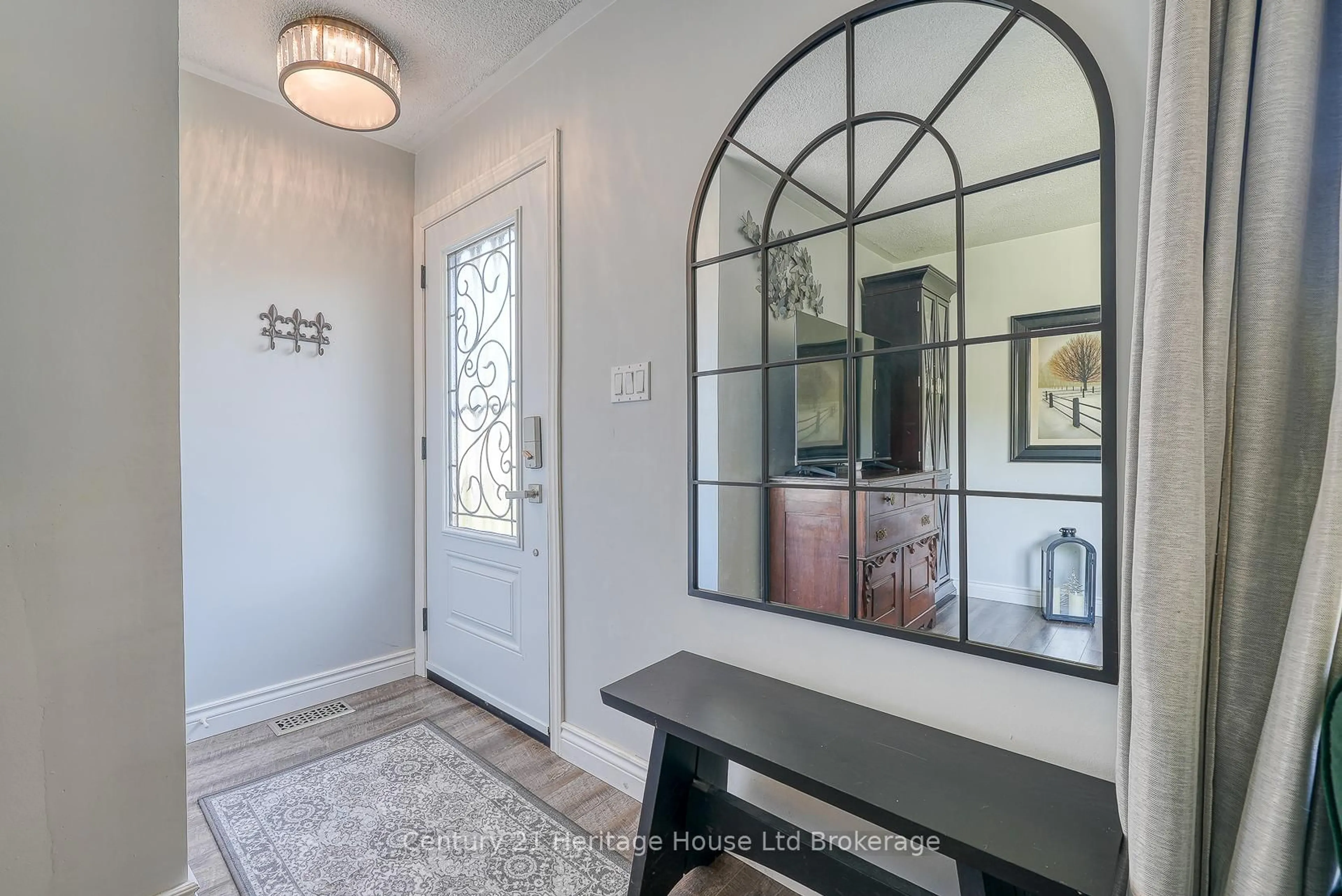 Indoor entryway for 12 Steele St, St. Thomas Ontario N5R 2Y3