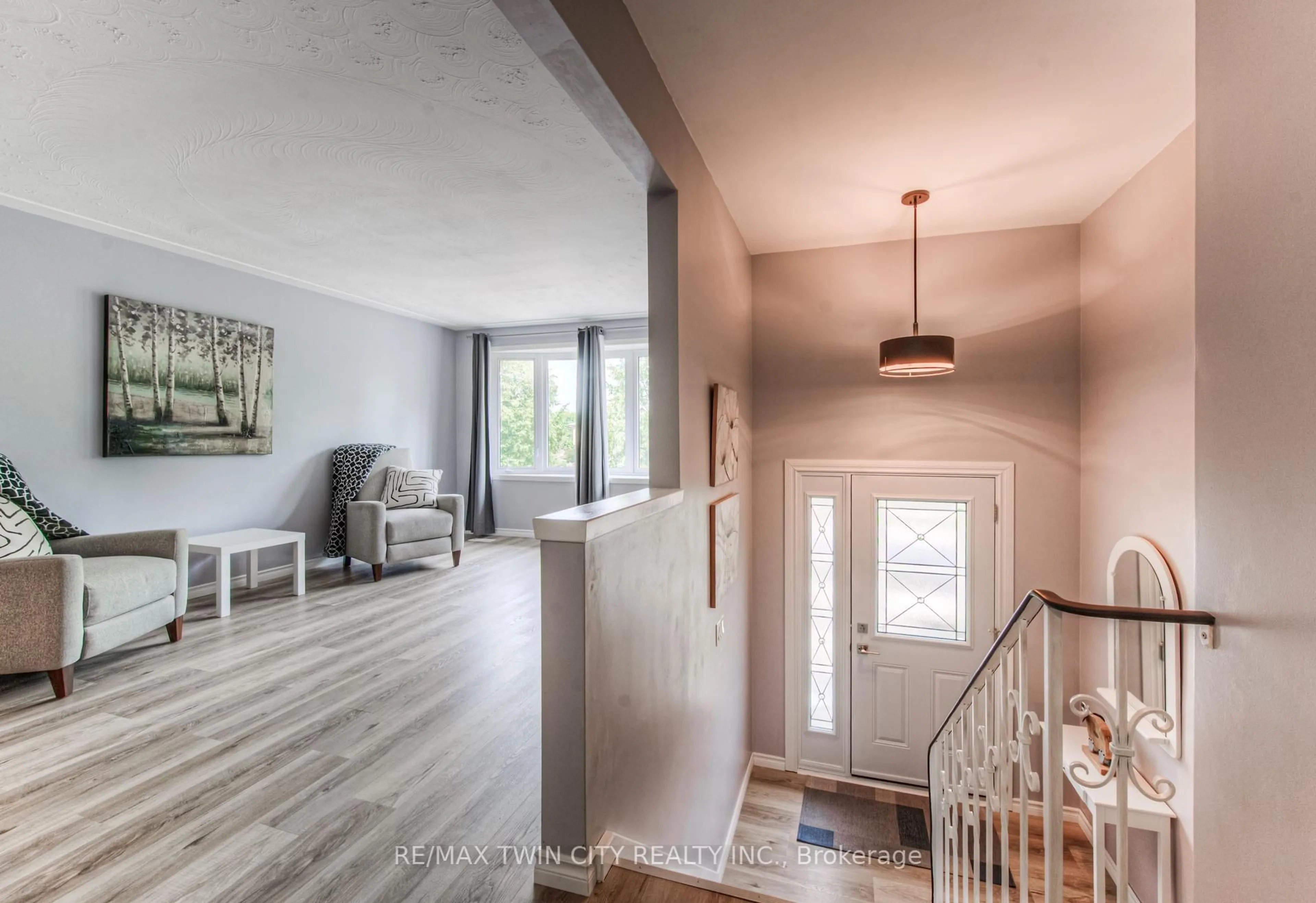 Indoor entryway for 87 Radcliffe Dr, Kitchener Ontario N2E 1Y7