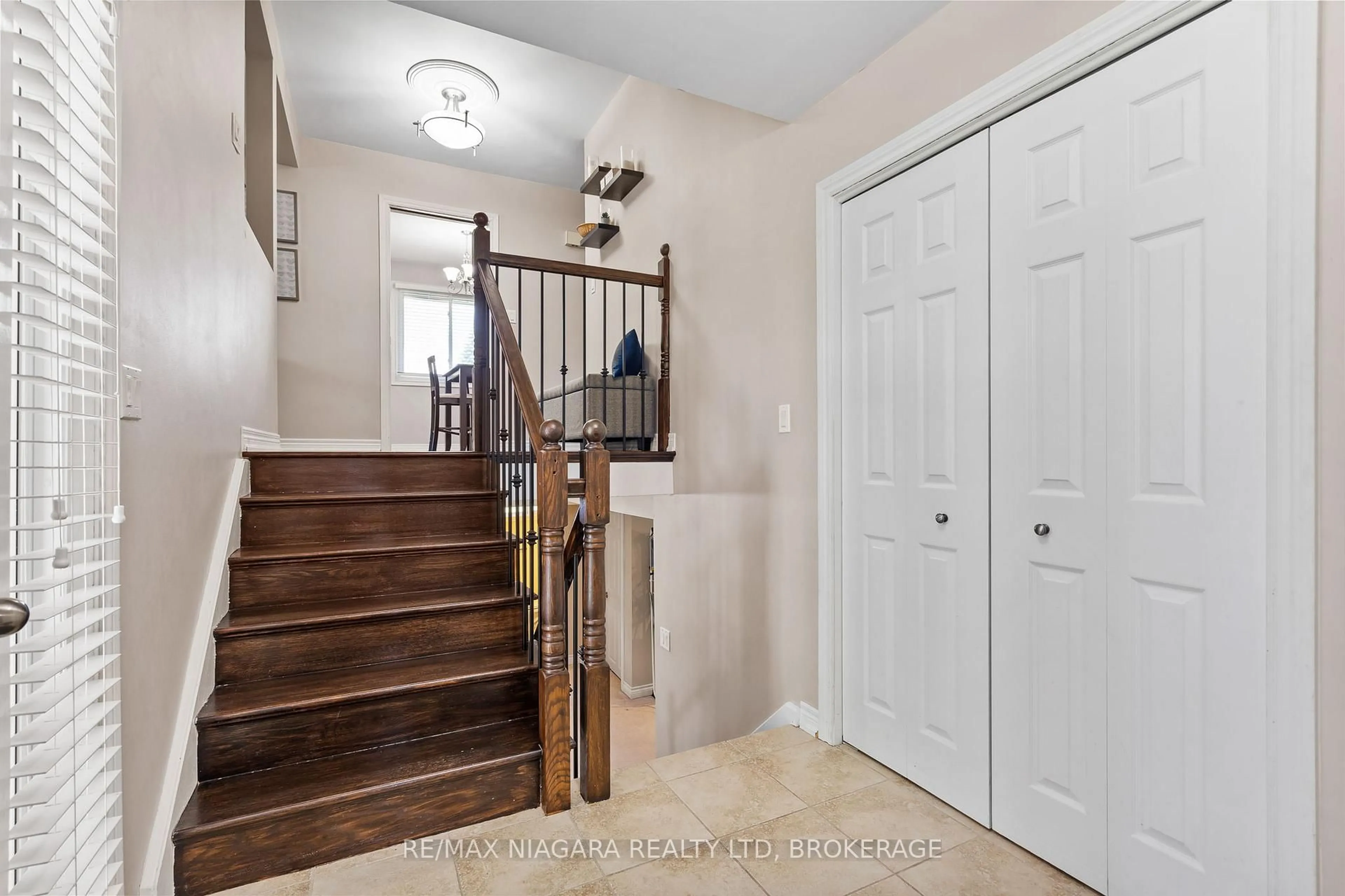 Indoor entryway for 5892 THERESA St, Niagara Falls Ontario L2J 2J3