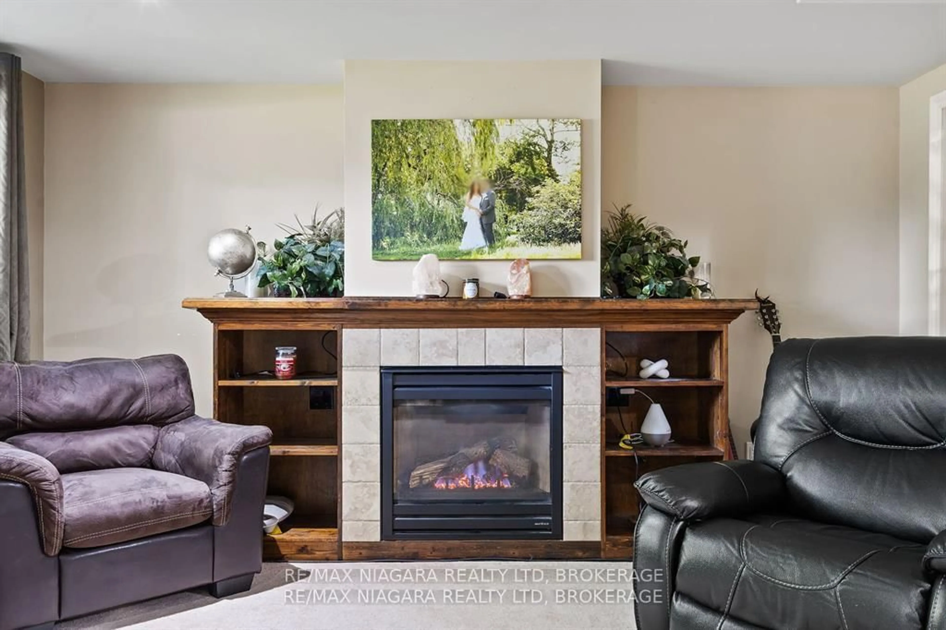 Living room with furniture, unknown for 5892 THERESA St, Niagara Falls Ontario L2J 2J3