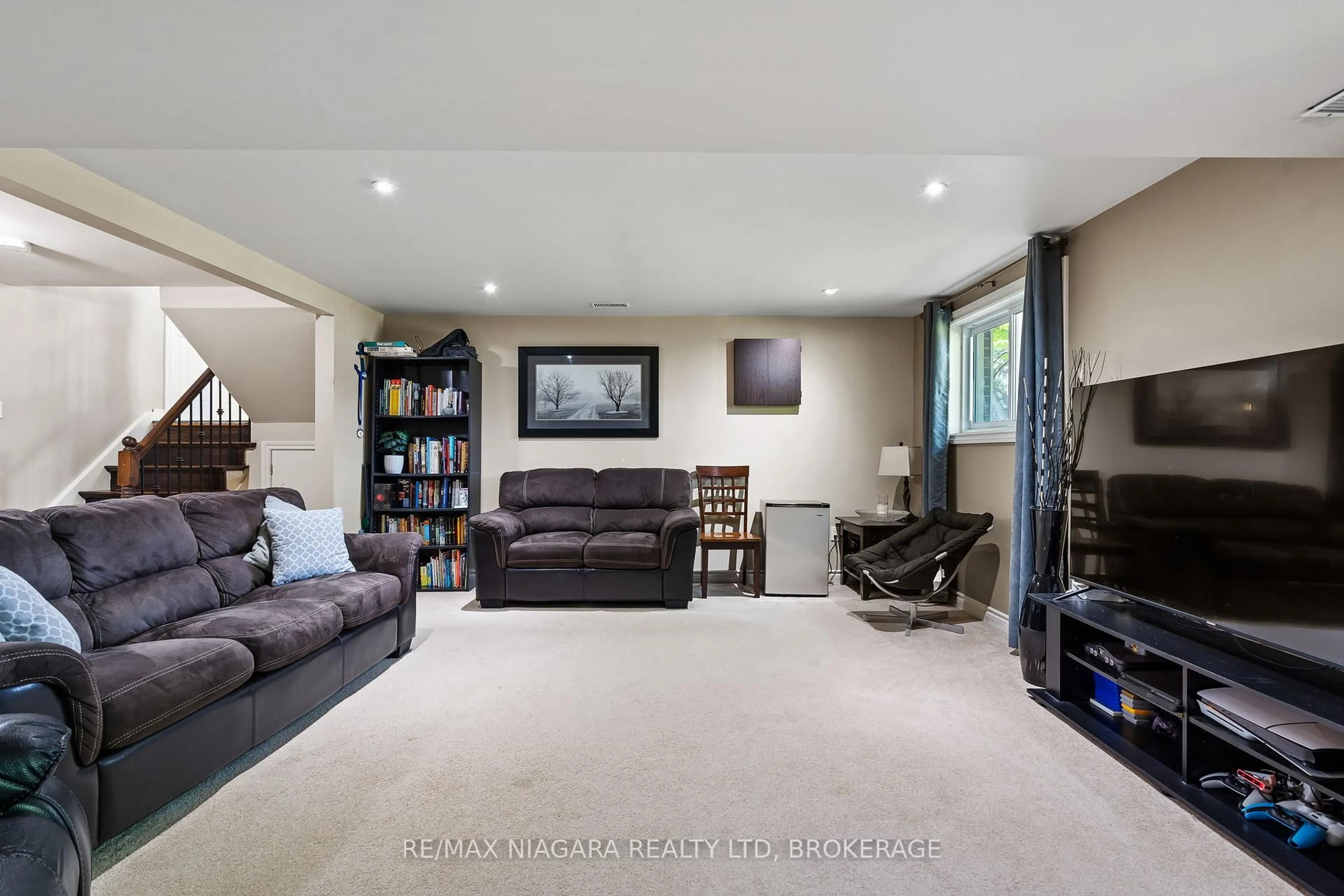 Living room with furniture, unknown for 5892 THERESA St, Niagara Falls Ontario L2J 2J3