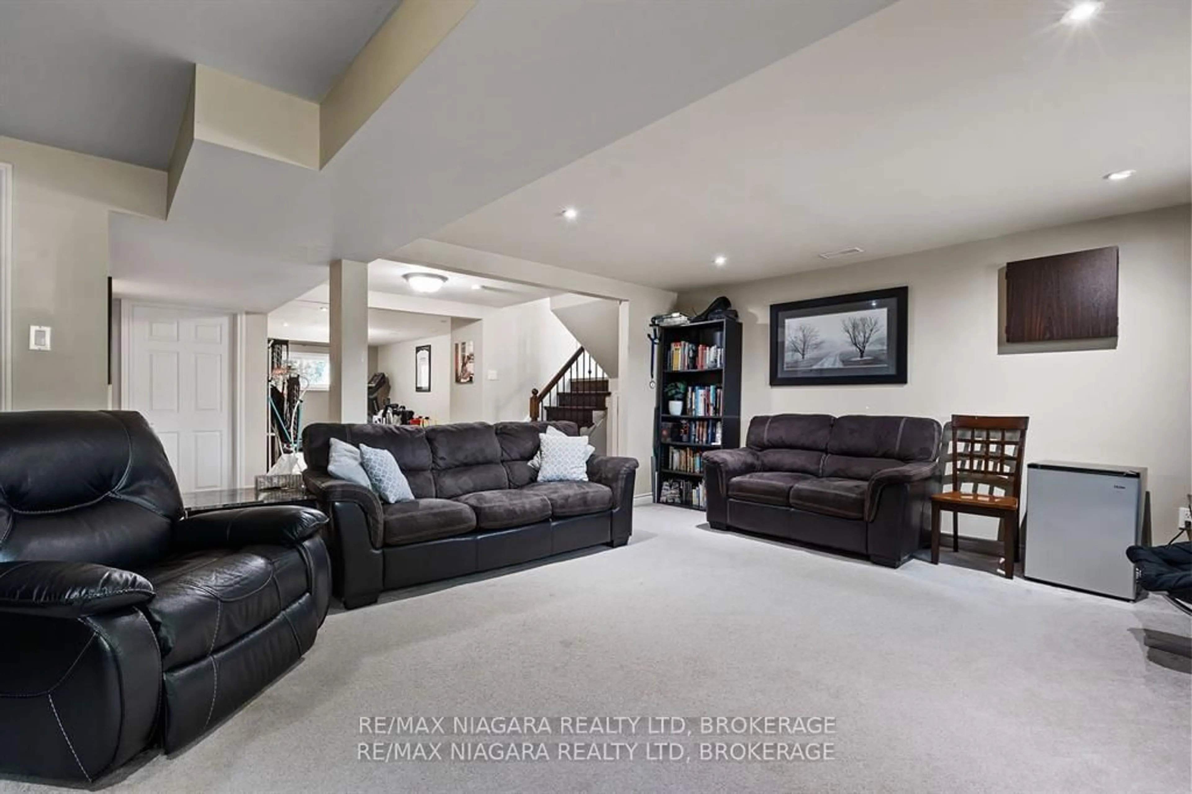 Living room with furniture, unknown for 5892 THERESA St, Niagara Falls Ontario L2J 2J3