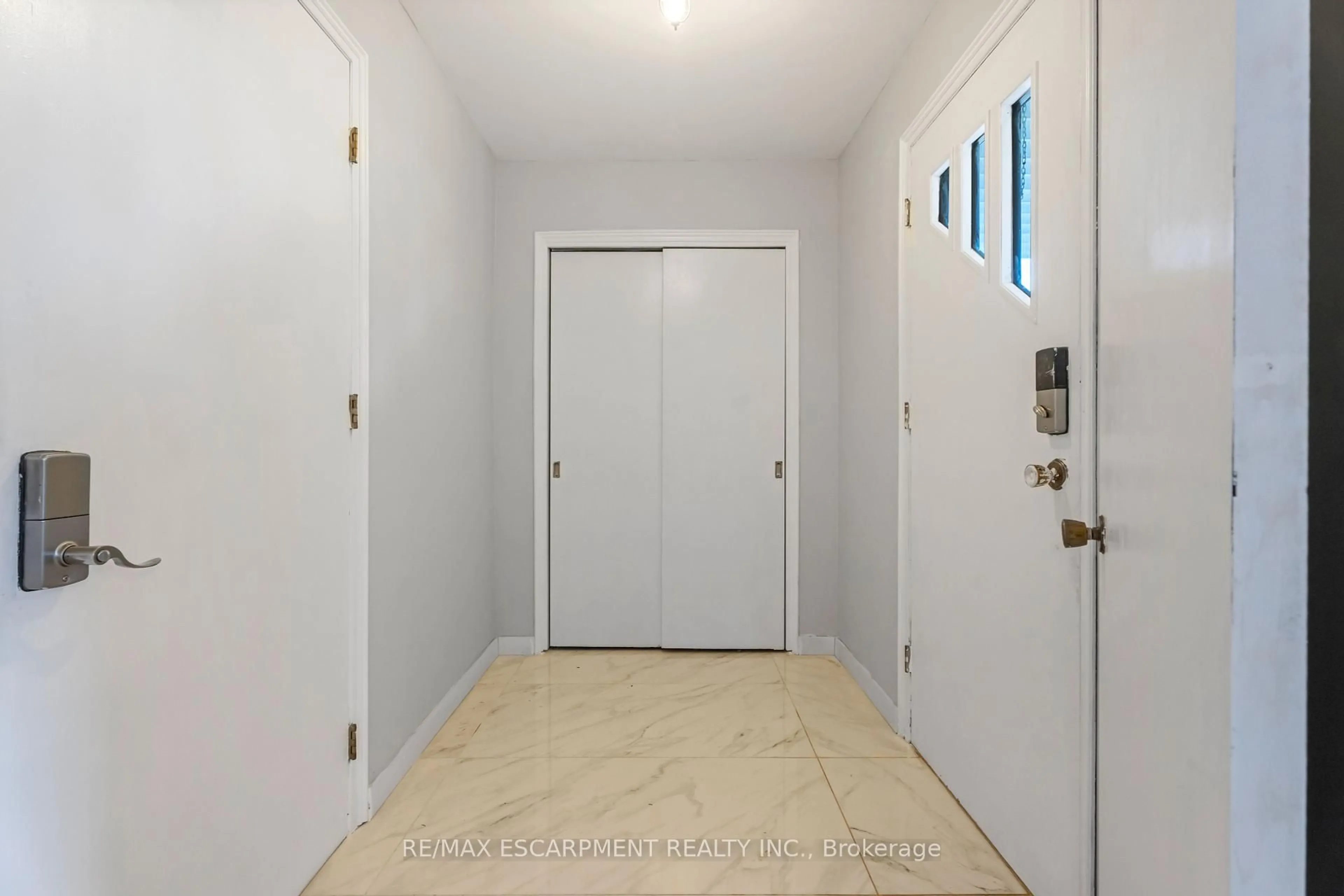Indoor entryway for 2865 Highway 3, Norfolk Ontario N3Y 4J9