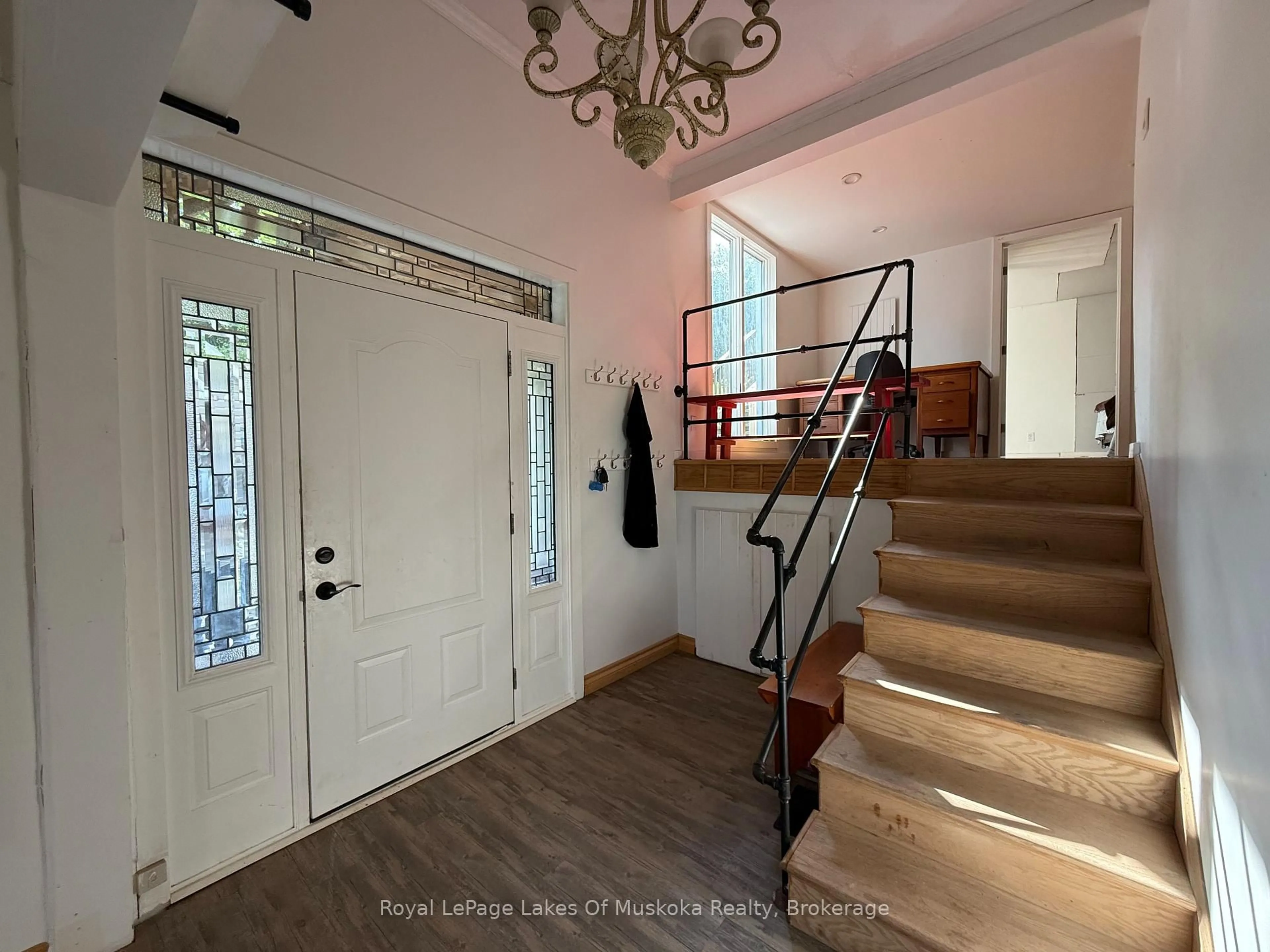 Indoor entryway for 48 Kitchen Rd, Huntsville Ontario P1H 2K8