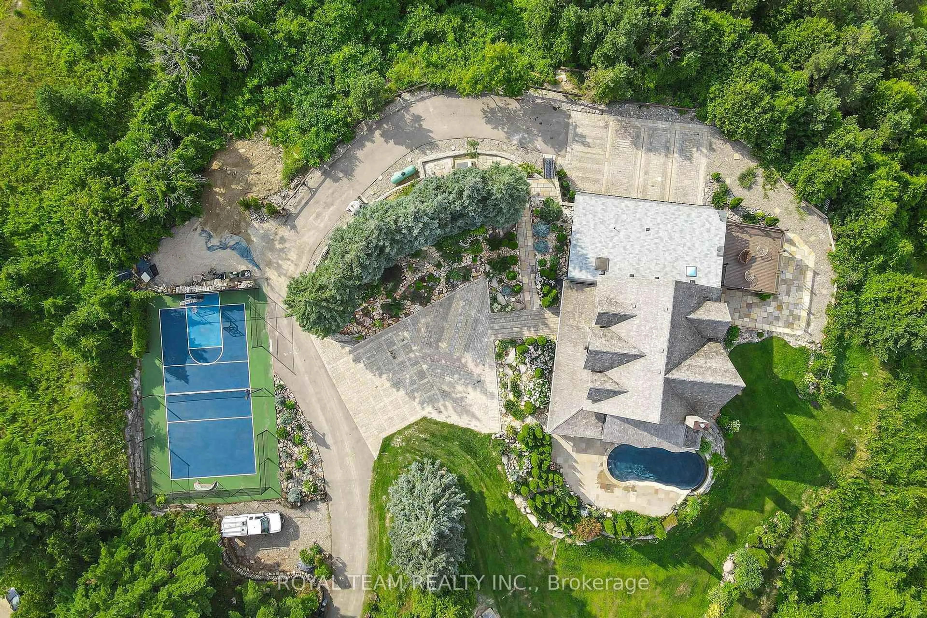 A pic from outside/outdoor area/front of a property/back of a property/a pic from drone, unknown for 388303 Sideroad 20 Sdrd, Mono Ontario L9W 6W1
