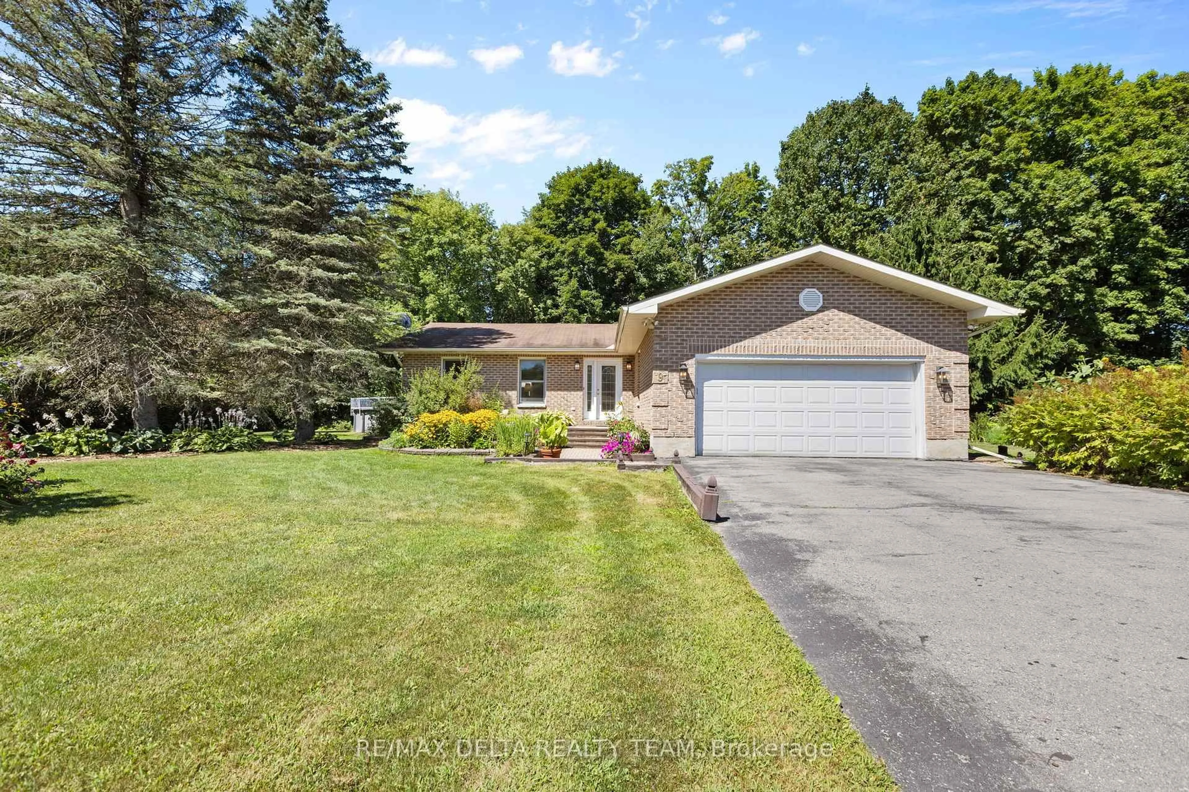 A pic from outside/outdoor area/front of a property/back of a property/a pic from drone, street for 9 Lasalle St, Clarence-Rockland Ontario K4K 1K7