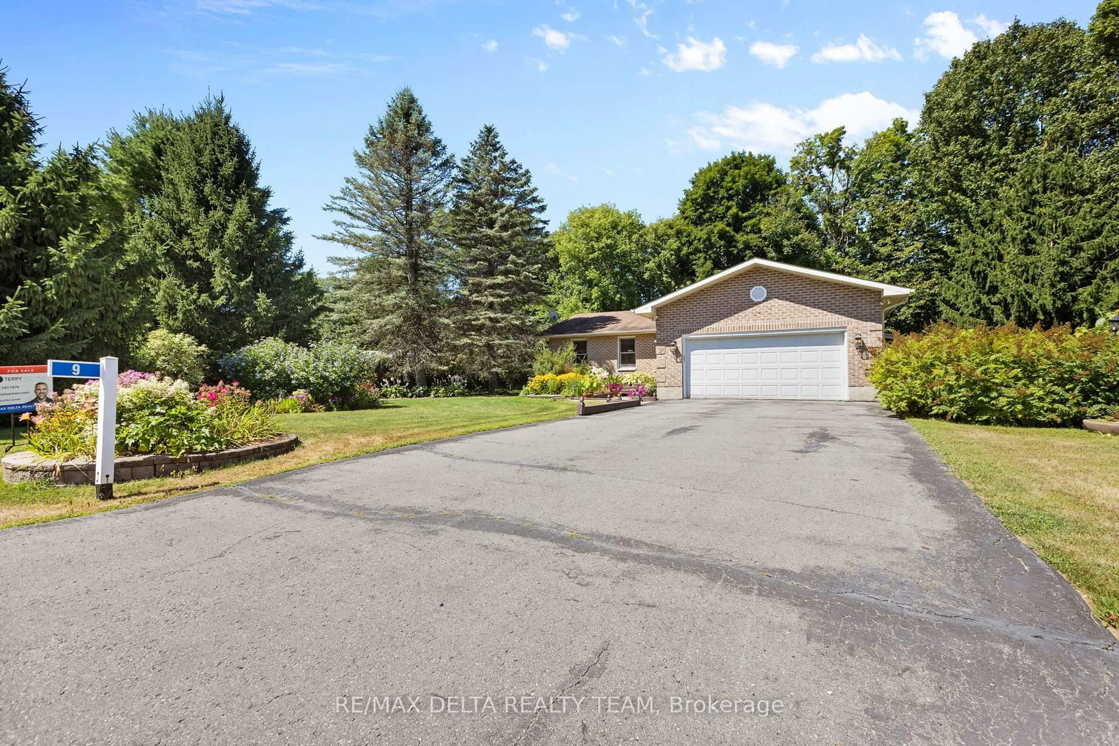 A pic from outside/outdoor area/front of a property/back of a property/a pic from drone, unknown for 9 Lasalle St, Clarence-Rockland Ontario K4K 1K7