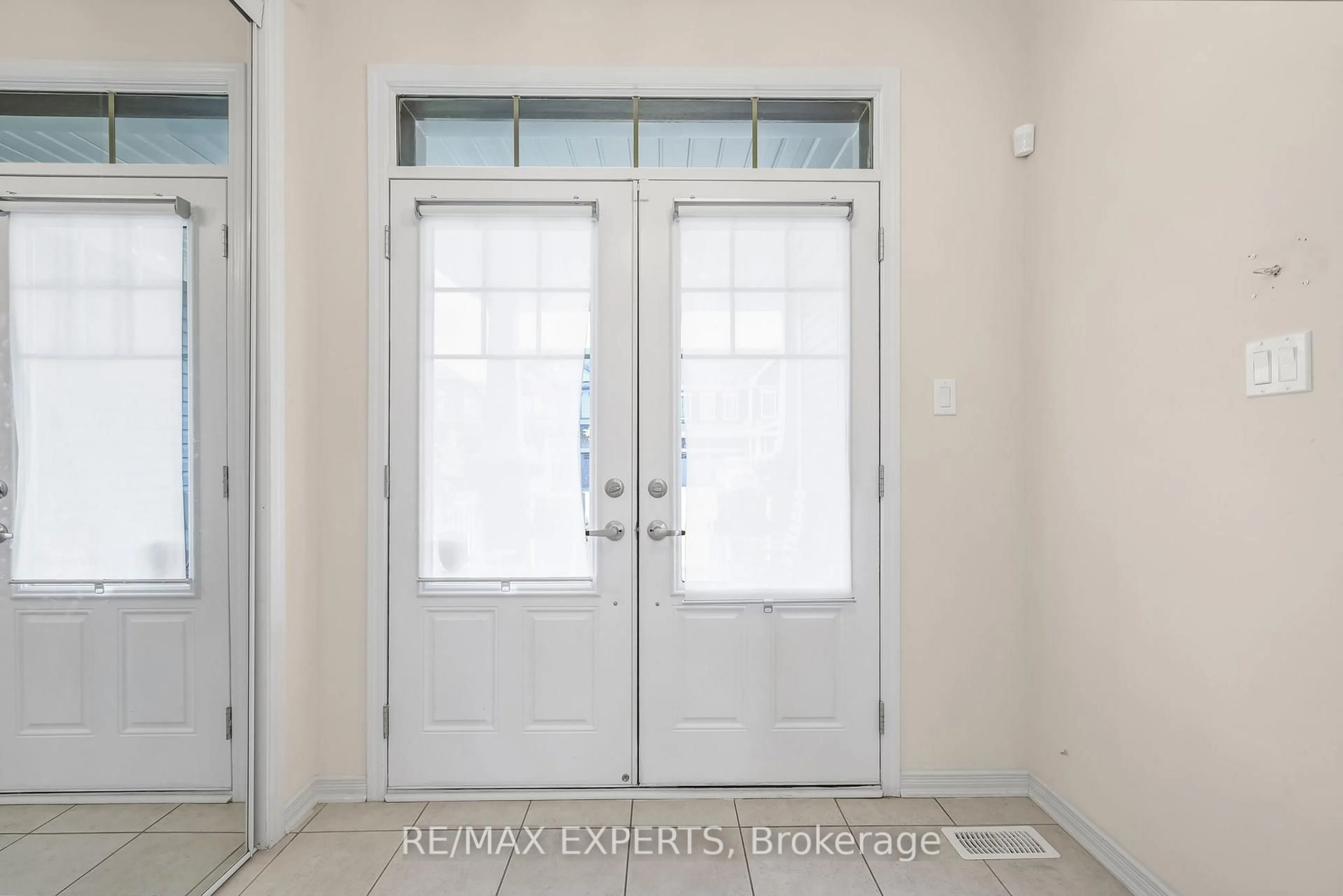 Indoor entryway for 105 David St, Haldimand Ontario N0A 1H0