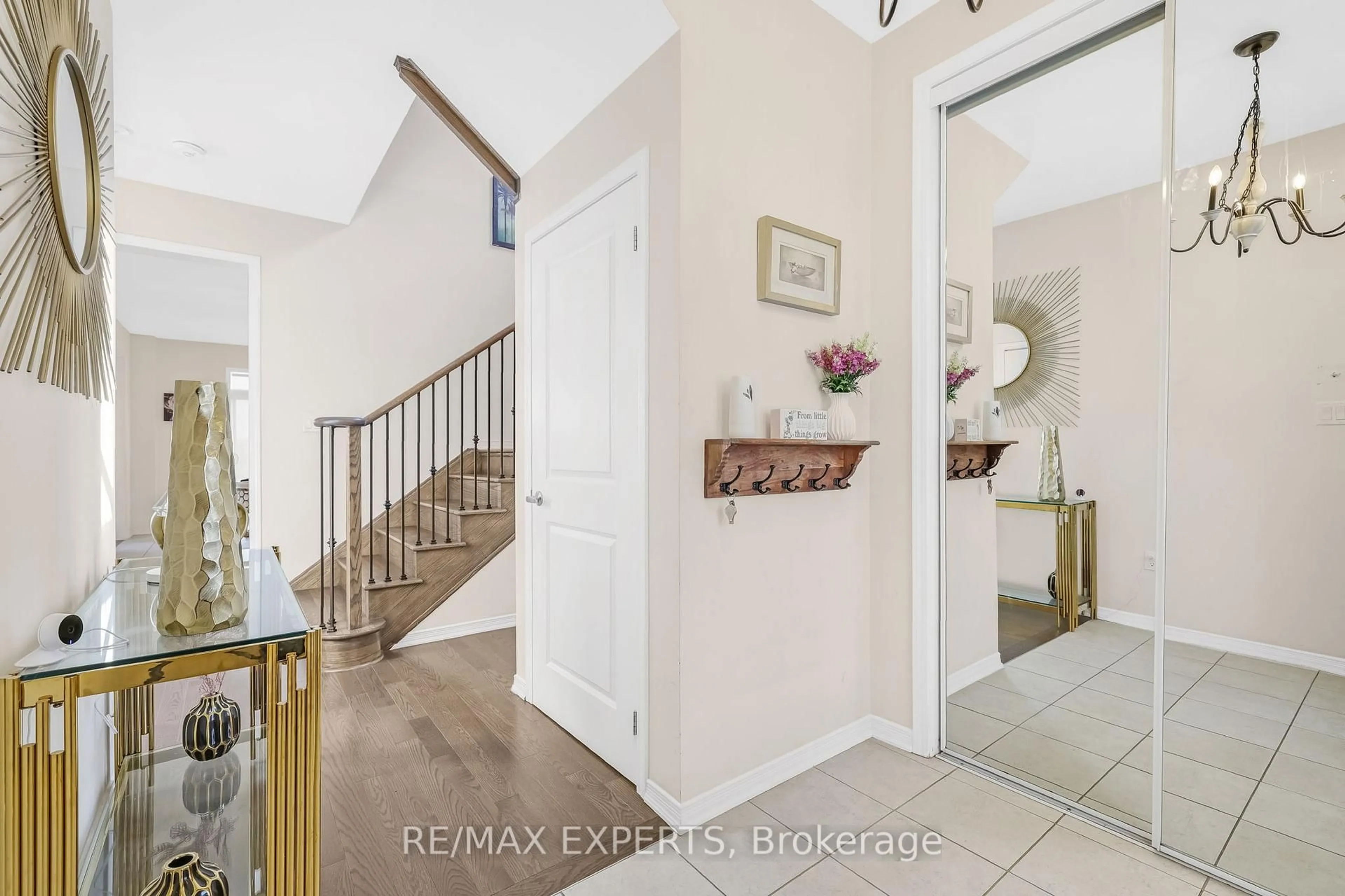 Indoor entryway for 105 David St, Haldimand Ontario N0A 1H0