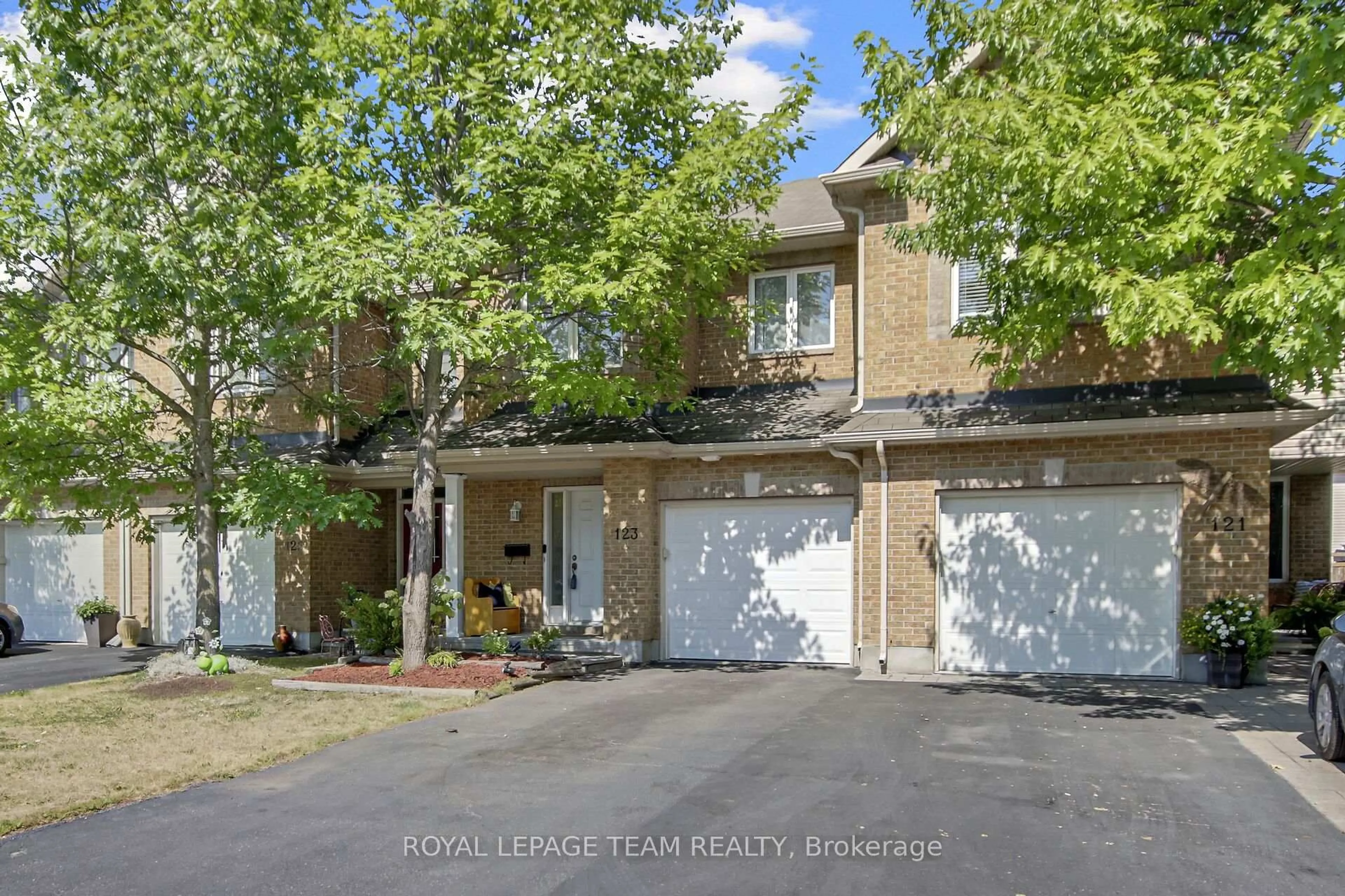 A pic from outside/outdoor area/front of a property/back of a property/a pic from drone, street for 123 Talltree Cres, Ottawa Ontario K2S 0B1