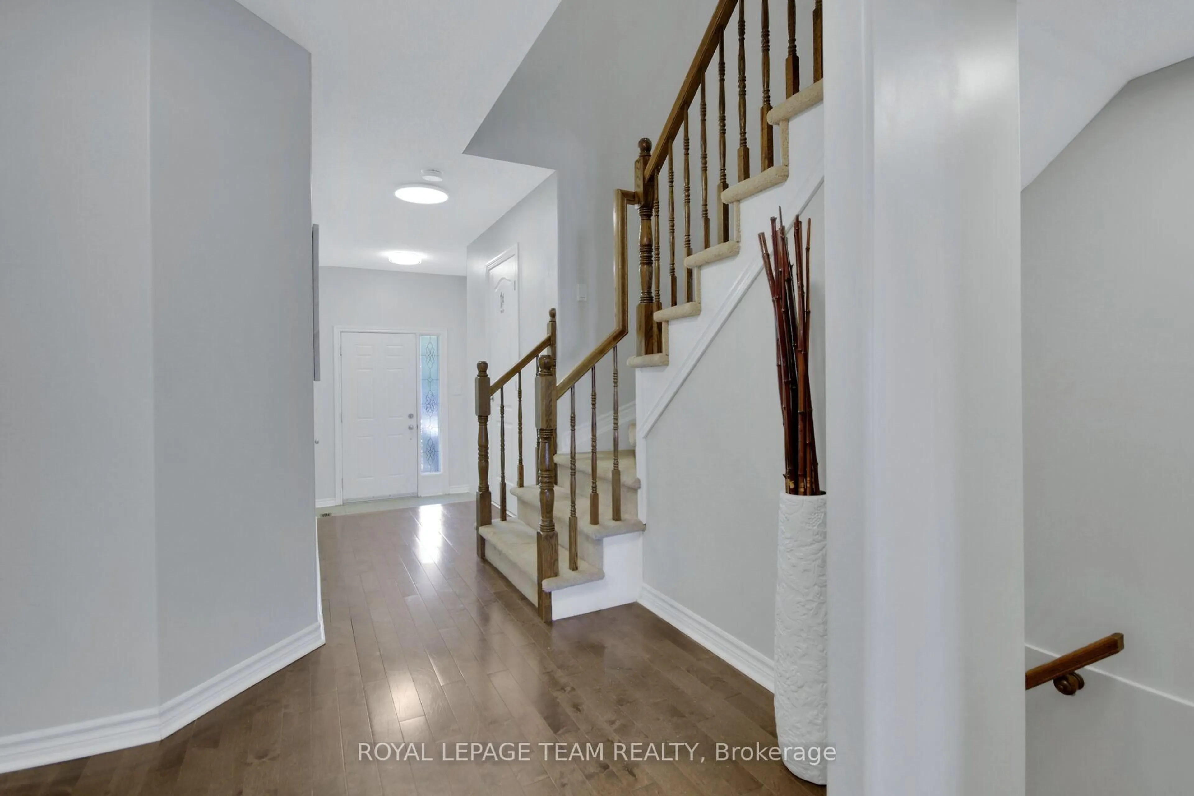Indoor entryway for 123 Talltree Cres, Ottawa Ontario K2S 0B1