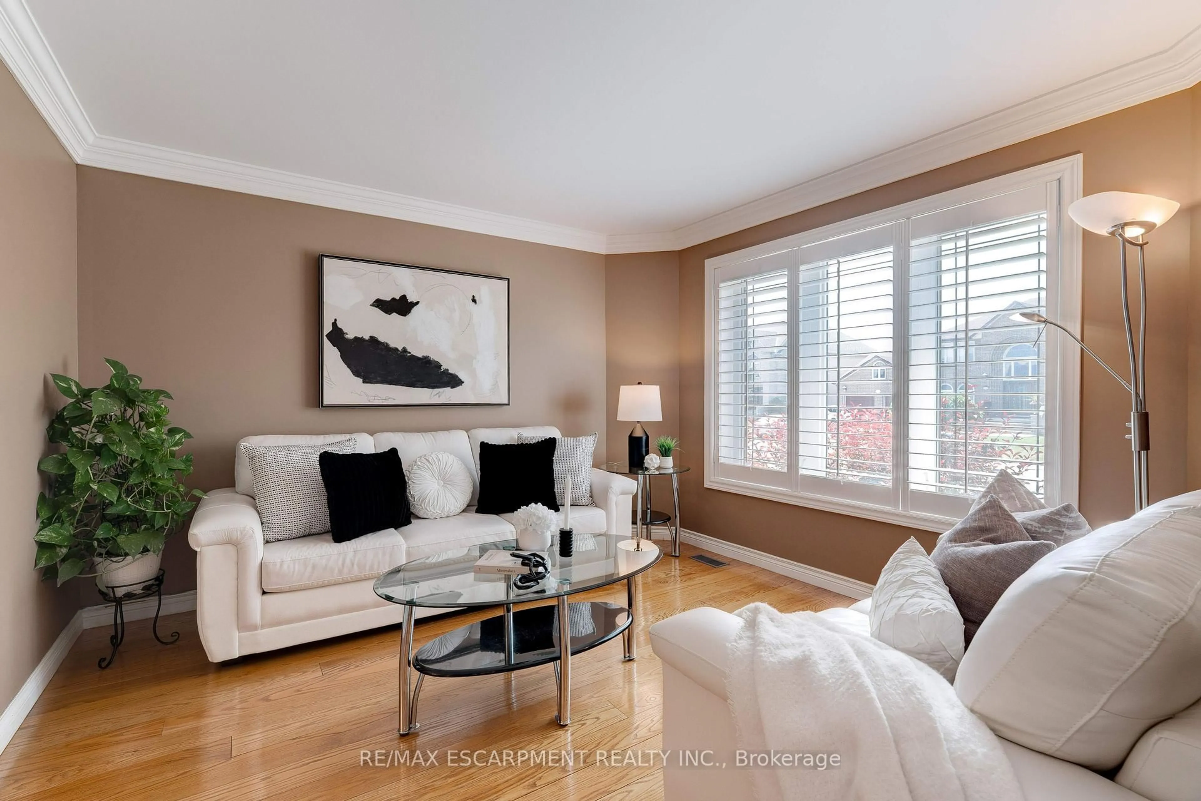 Living room with furniture, wood/laminate floor for 6 Embassy Dr, Hamilton Ontario L8T 4Z8