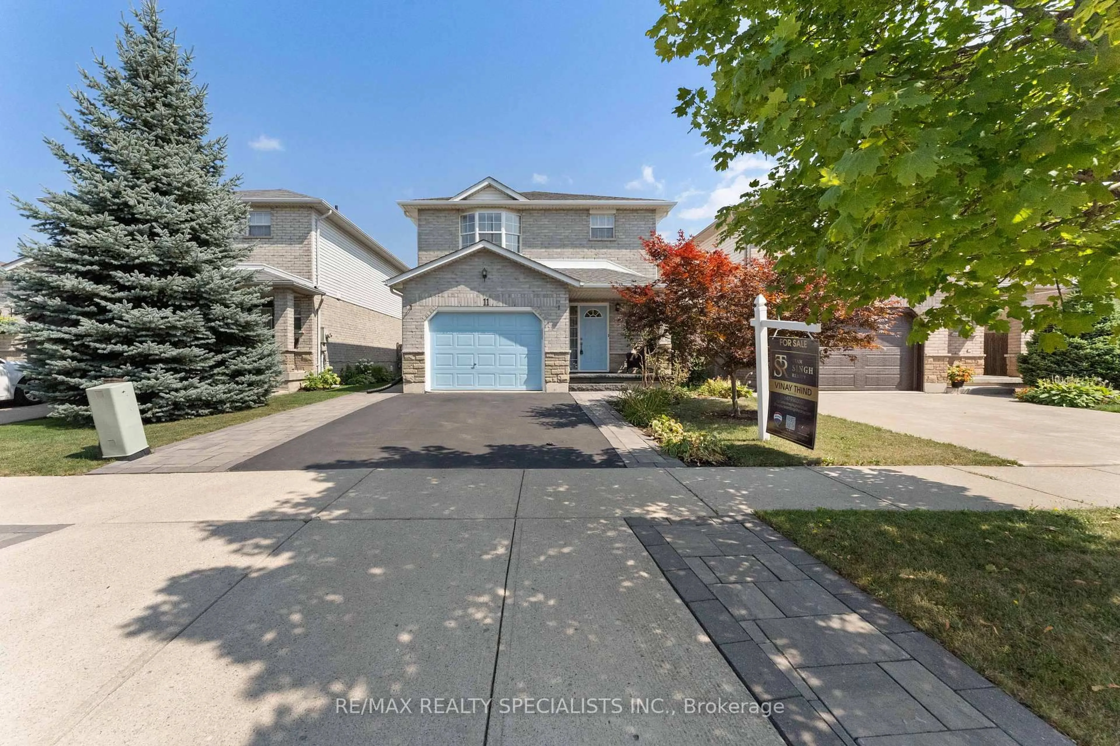 A pic from outside/outdoor area/front of a property/back of a property/a pic from drone, street for 11 Willowridge Way, Hamilton Ontario L8J 3Y8