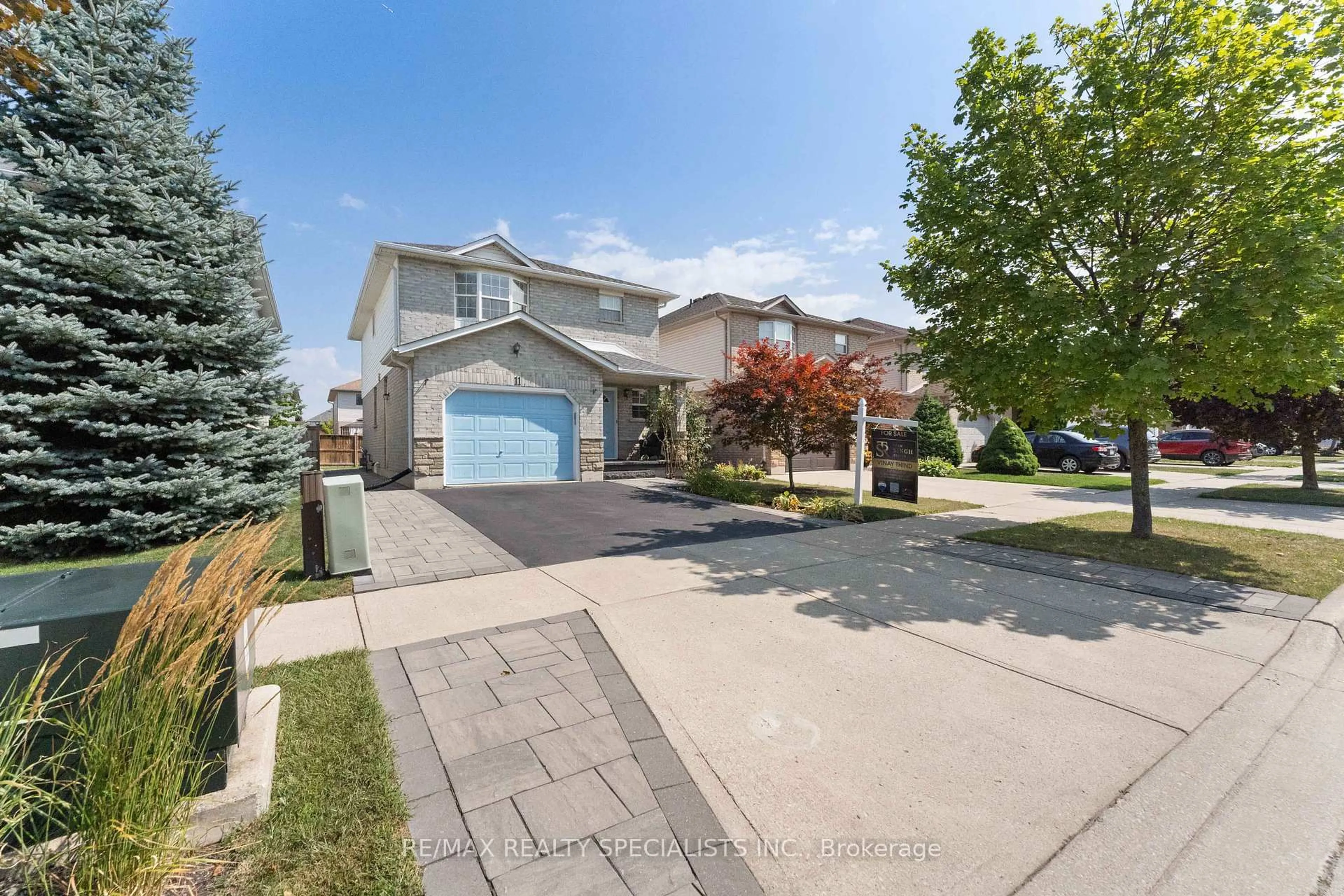 A pic from outside/outdoor area/front of a property/back of a property/a pic from drone, street for 11 Willowridge Way, Hamilton Ontario L8J 3Y8