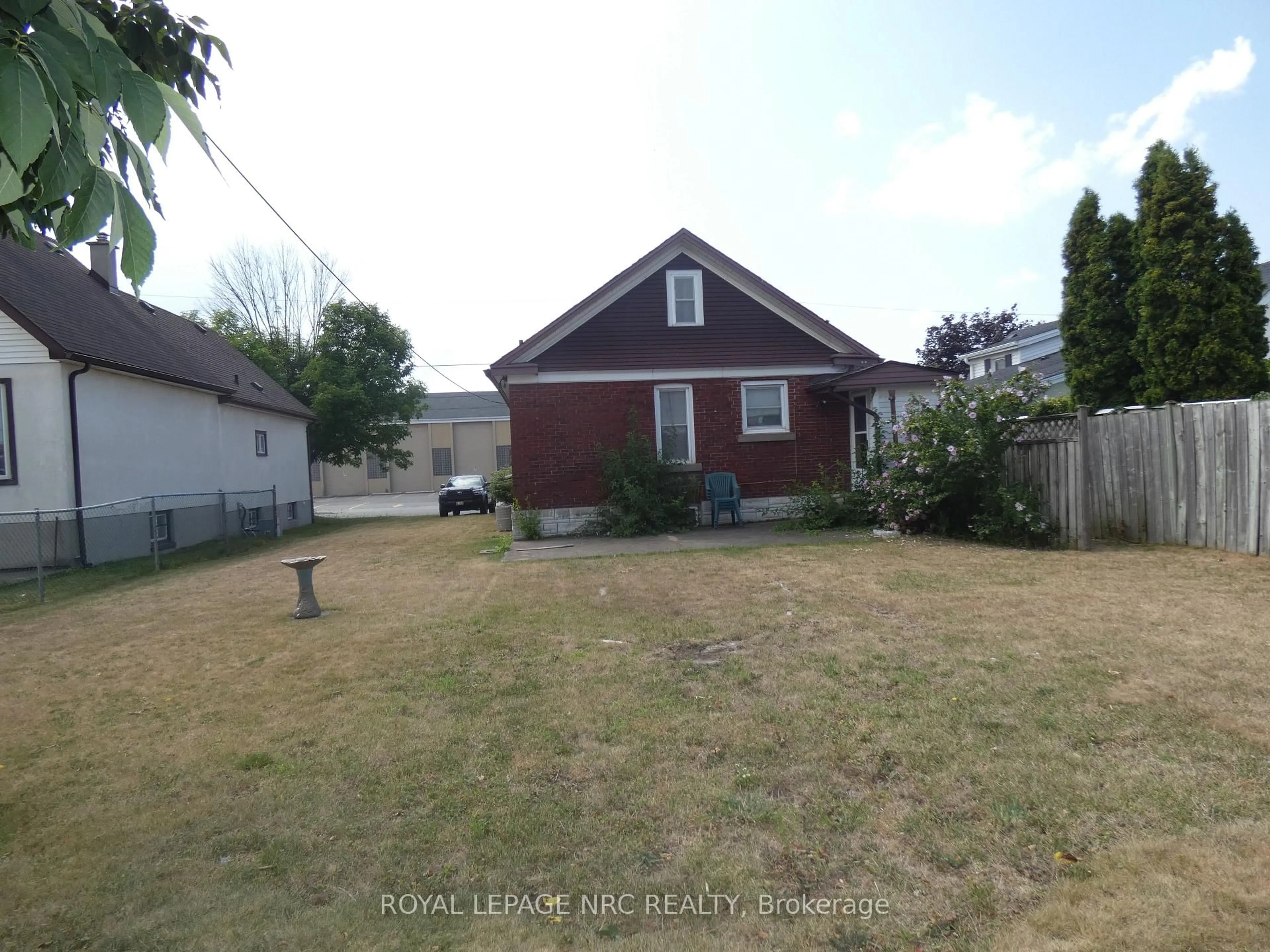 A pic from outside/outdoor area/front of a property/back of a property/a pic from drone, street for 5730 Desson Ave, Niagara Falls Ontario L2G 3T4