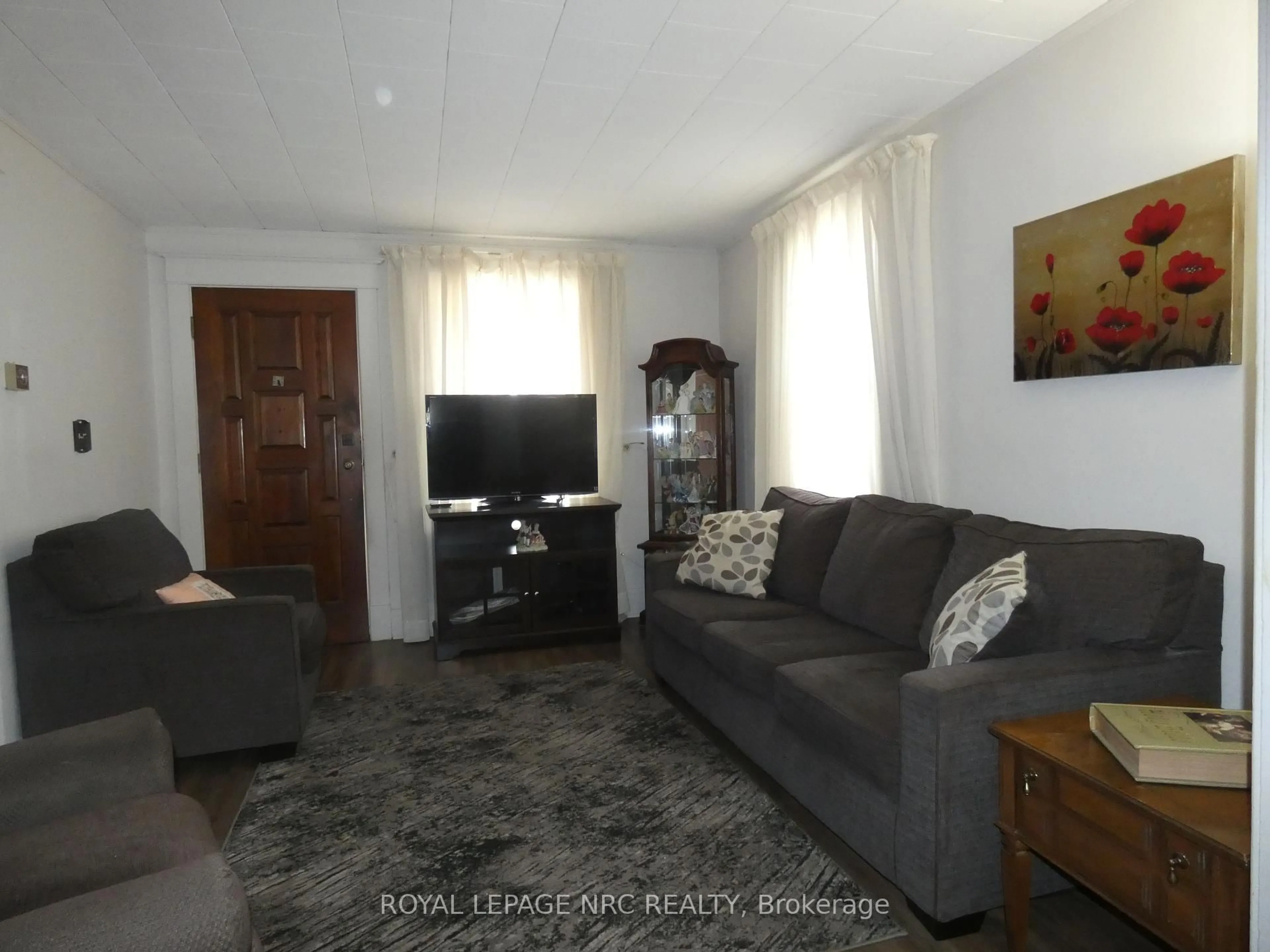 Living room with furniture, unknown for 5730 Desson Ave, Niagara Falls Ontario L2G 3T4