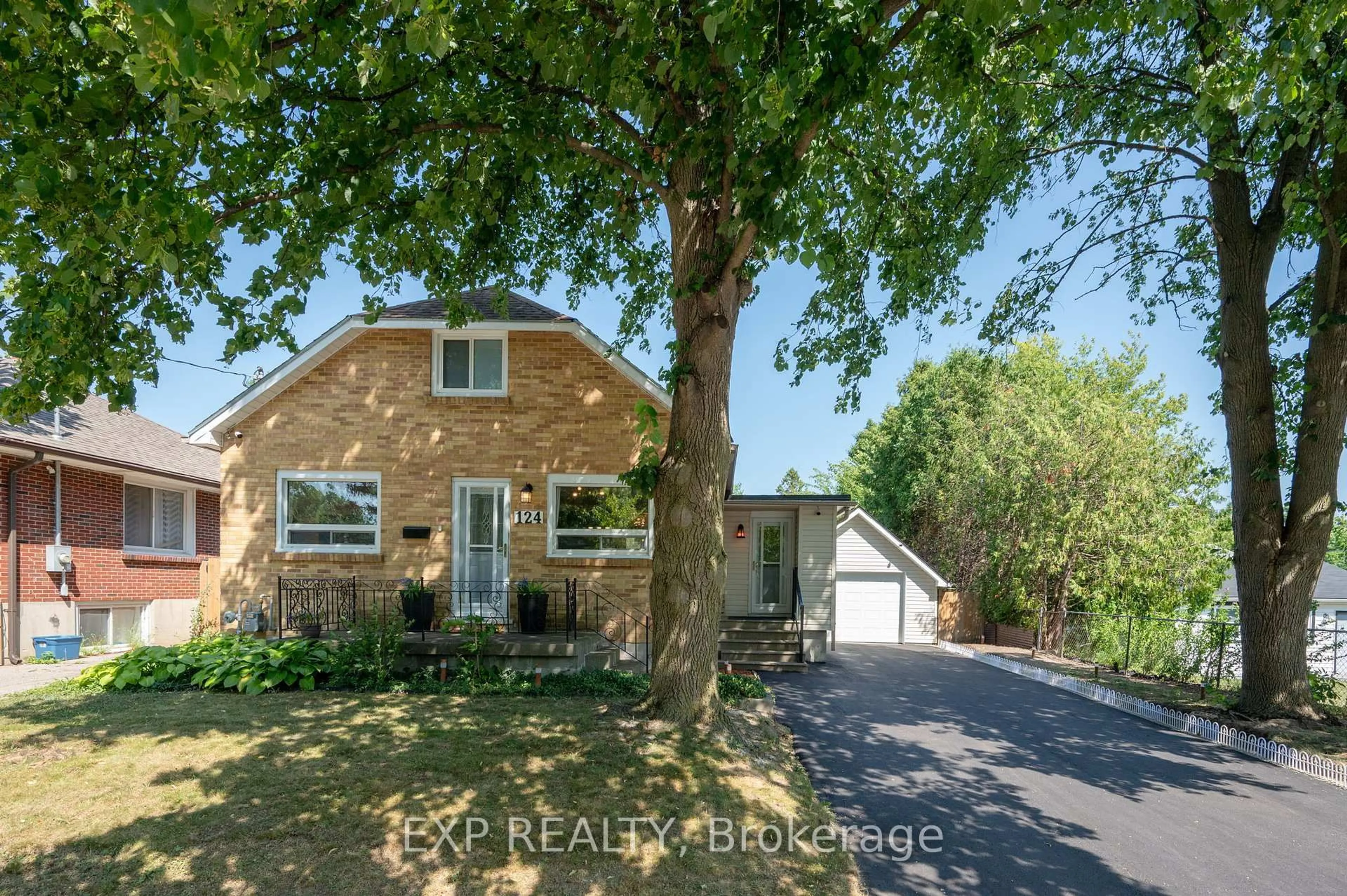 A pic from outside/outdoor area/front of a property/back of a property/a pic from drone, street for 124 Chesterfield Ave, London South Ontario N5Z 3N2
