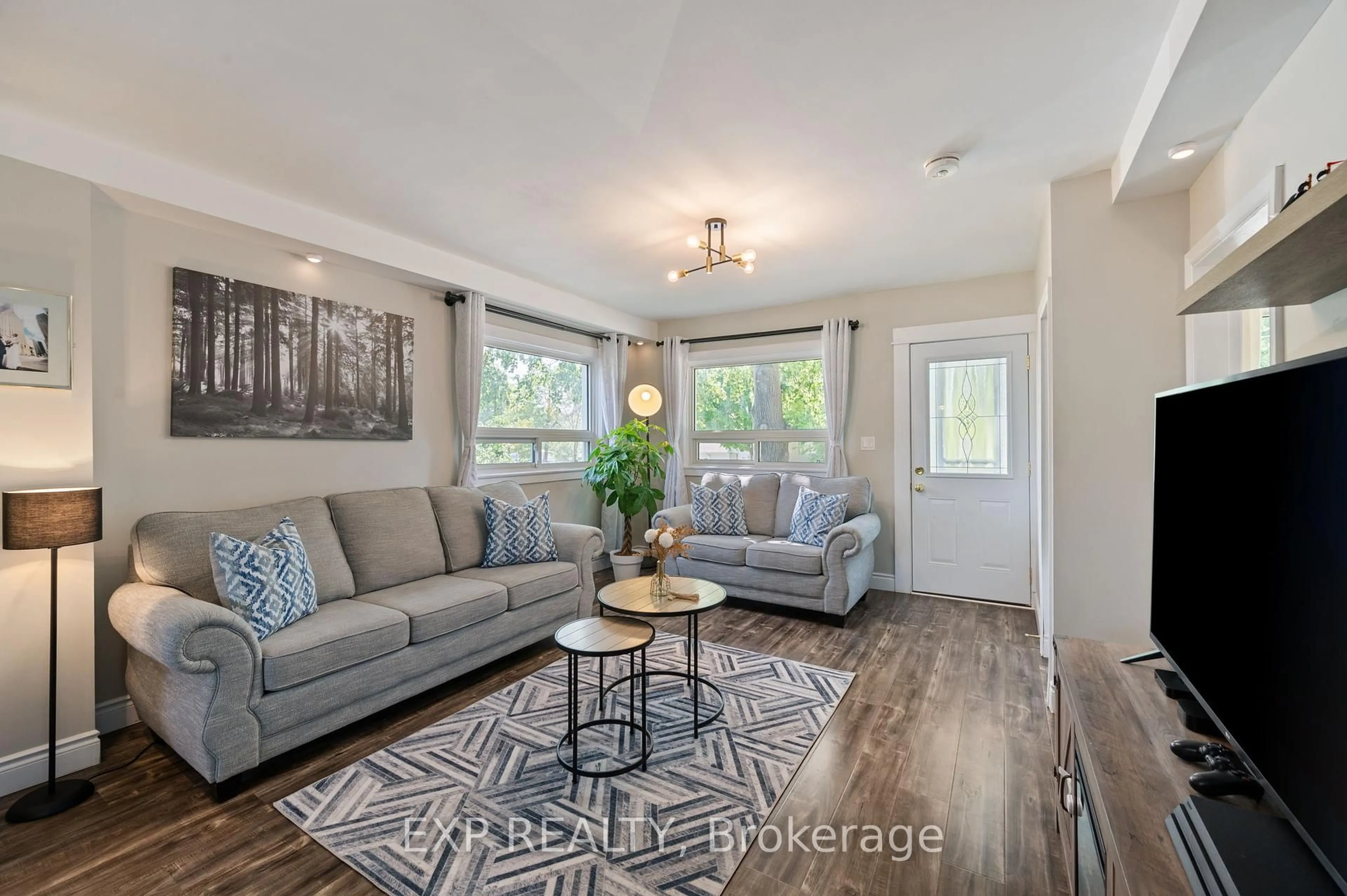 Living room with furniture, wood/laminate floor for 124 Chesterfield Ave, London South Ontario N5Z 3N2