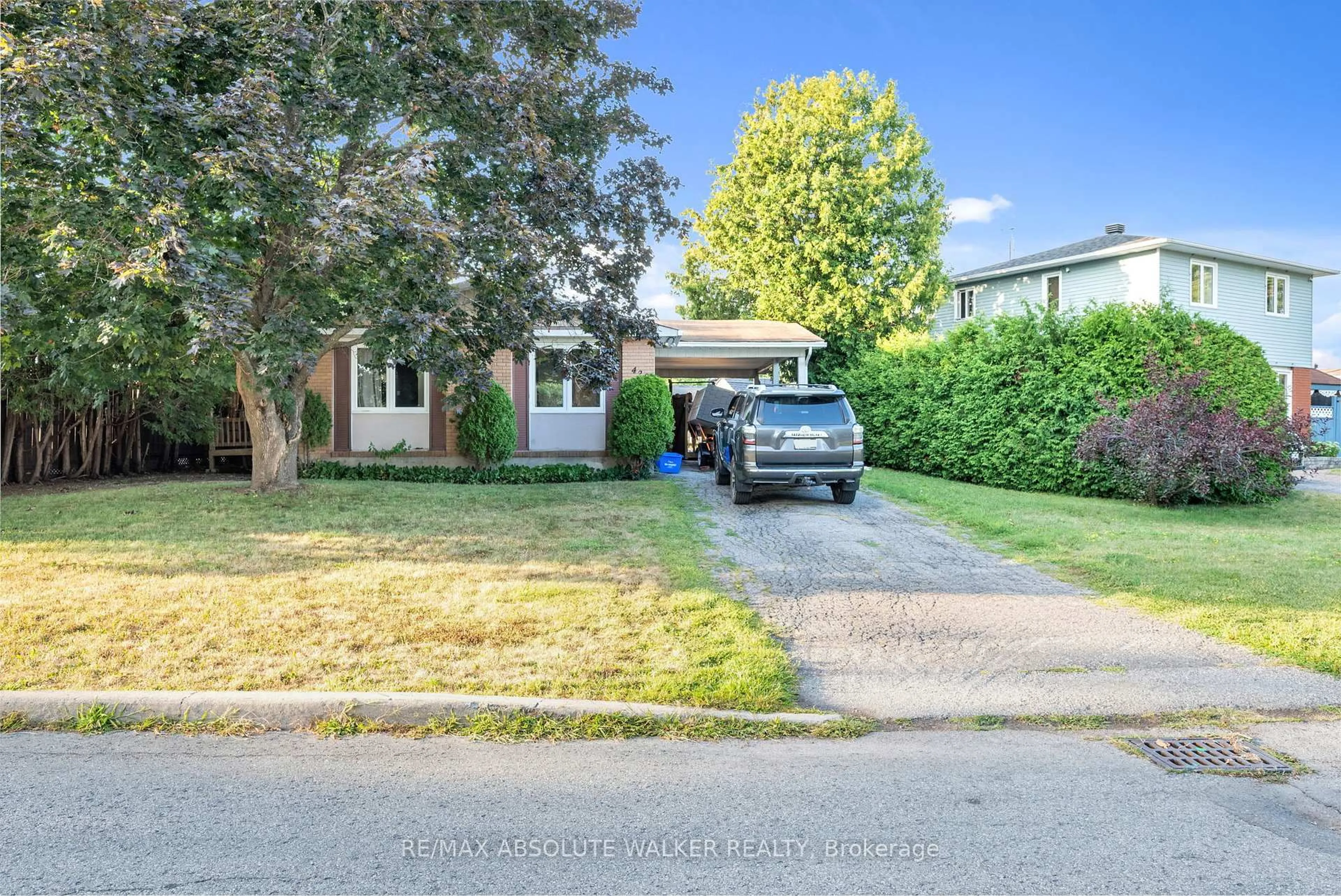 A pic from outside/outdoor area/front of a property/back of a property/a pic from drone, street for 428 Hatfield Cres, Orleans Ontario K1E 1M8
