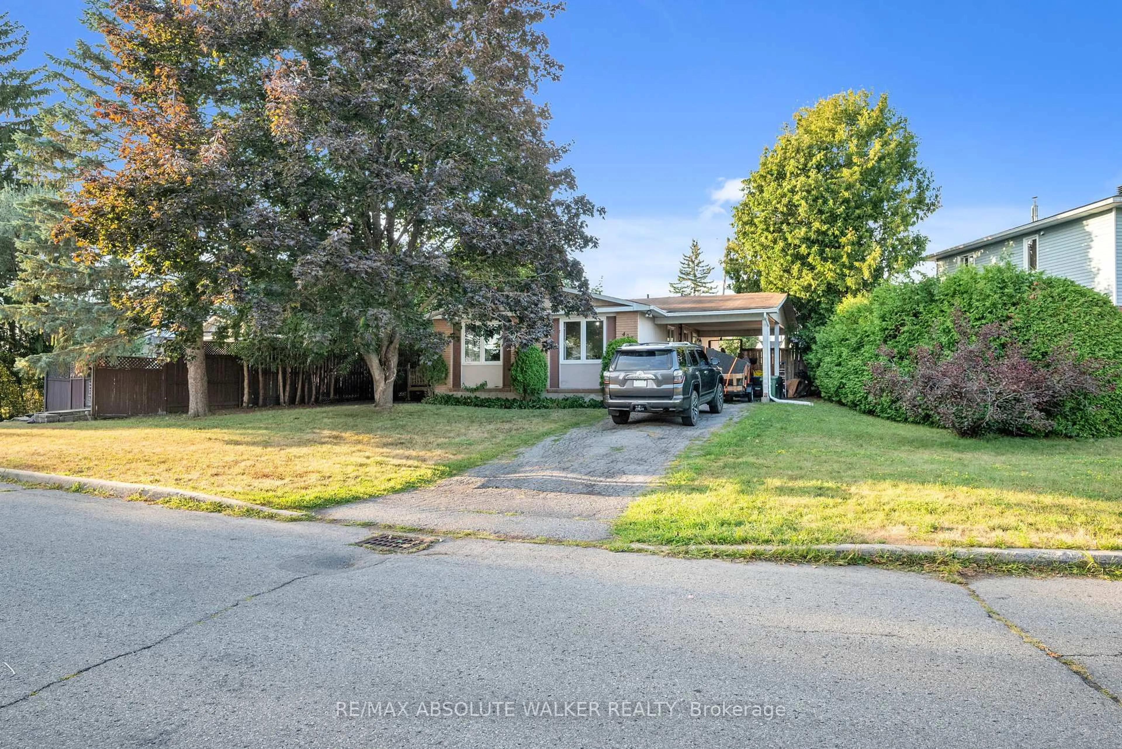 A pic from outside/outdoor area/front of a property/back of a property/a pic from drone, street for 428 Hatfield Cres, Orleans Ontario K1E 1M8