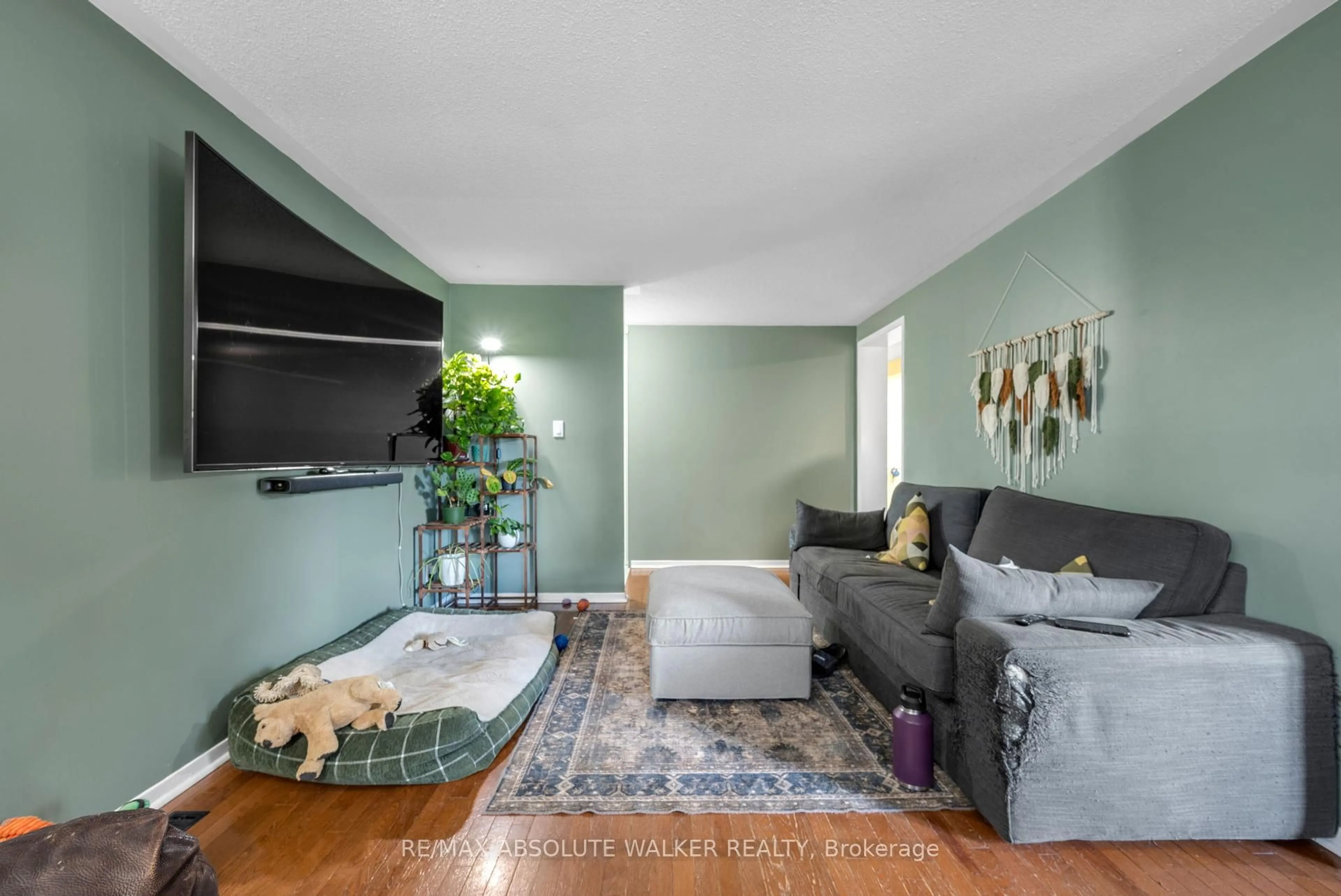 Living room with furniture, unknown for 428 Hatfield Cres, Orleans Ontario K1E 1M8