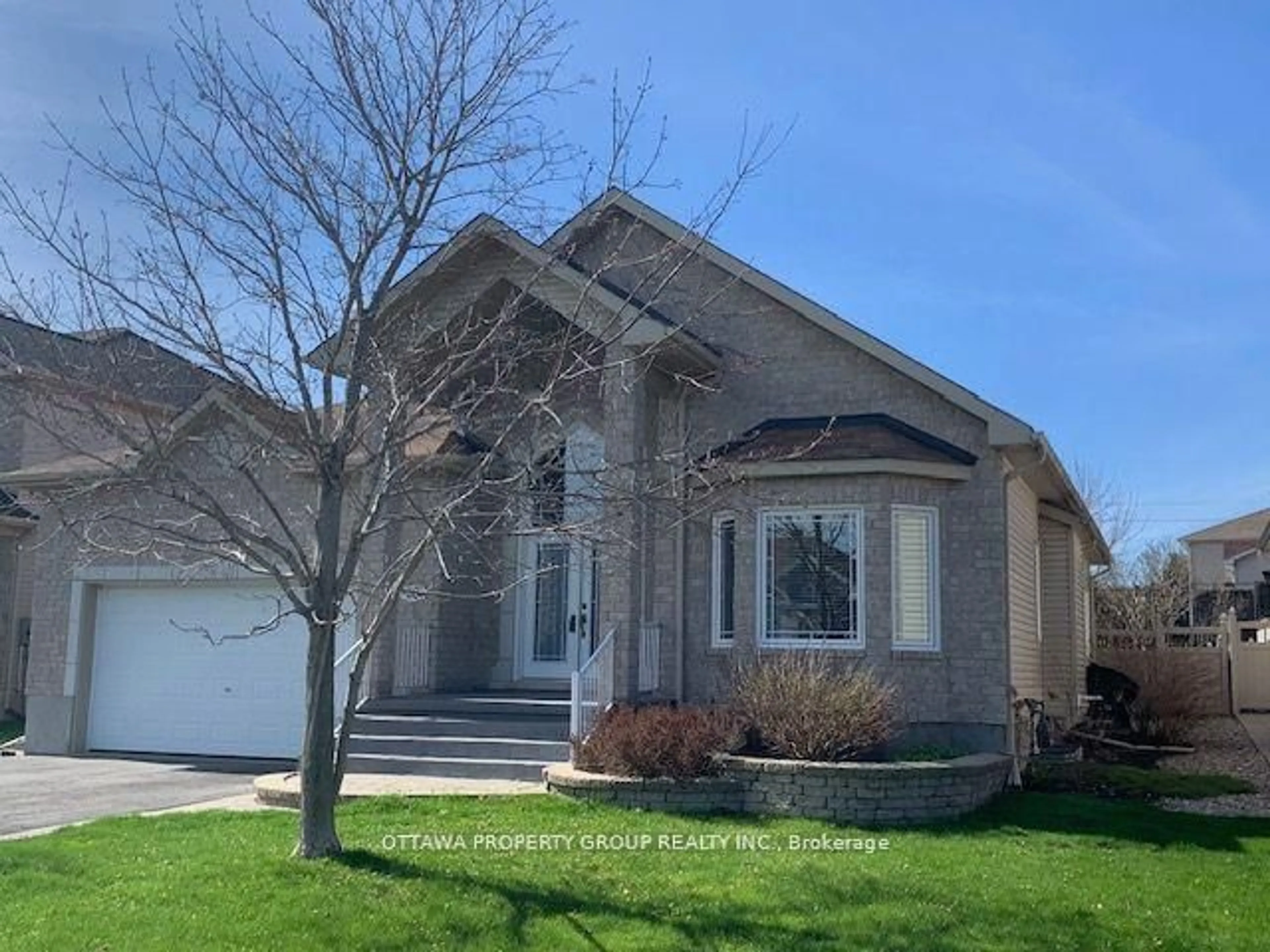 Home with vinyl exterior material, street for 36 De la Rive Dr, Russell Ontario K0A 1W0