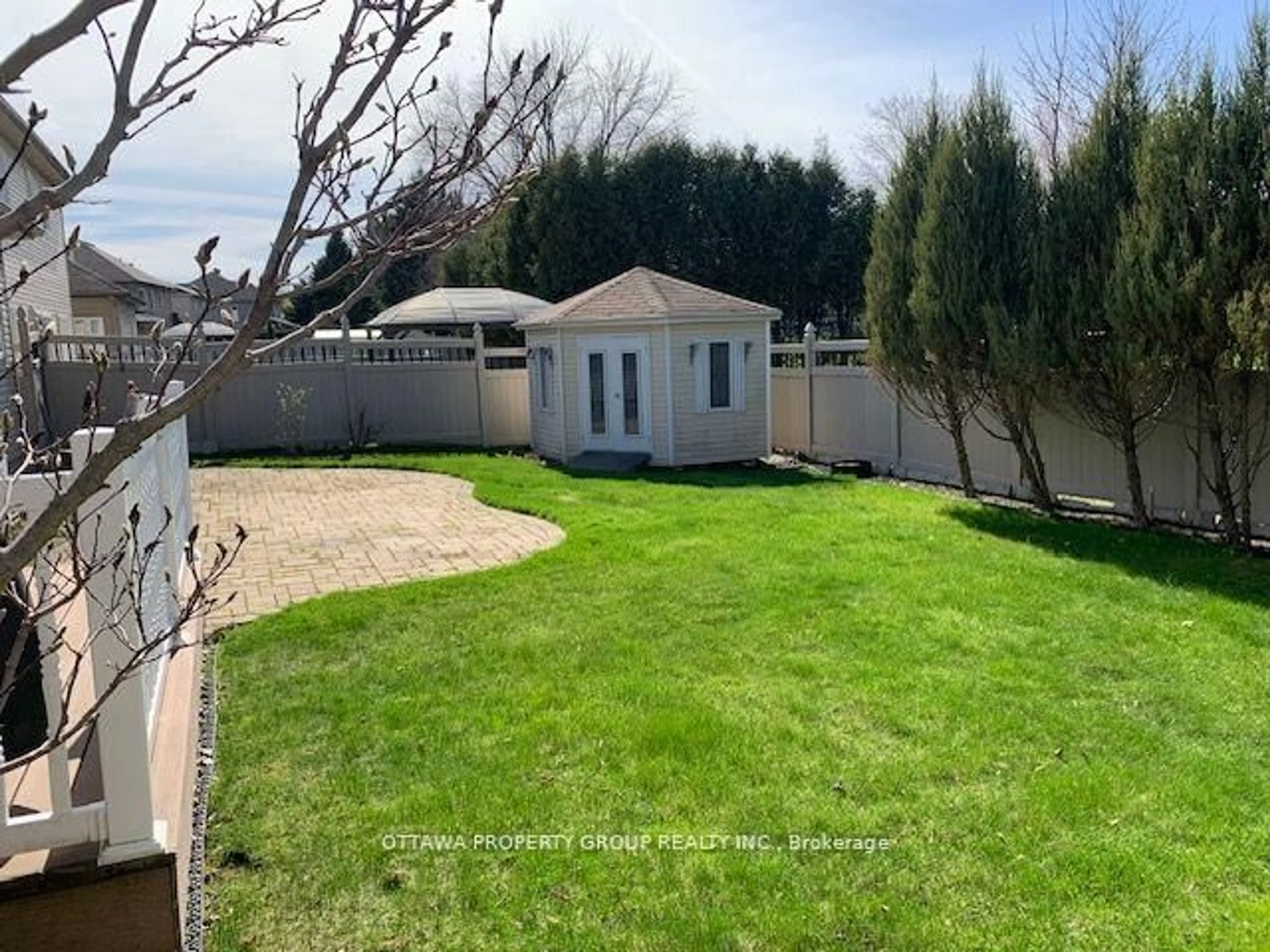 A pic from outside/outdoor area/front of a property/back of a property/a pic from drone, street for 36 De la Rive Dr, Russell Ontario K0A 1W0