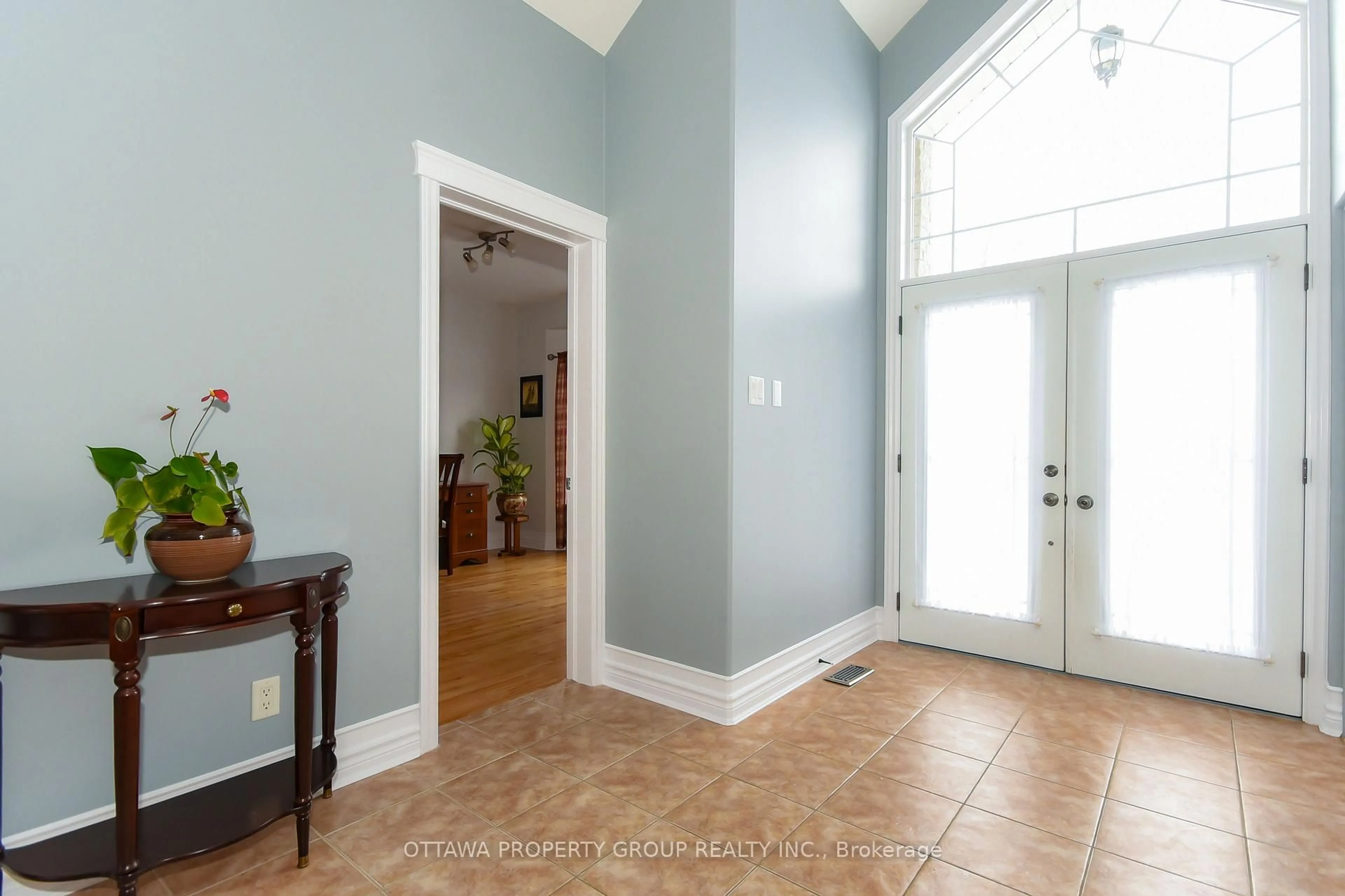 Indoor entryway for 36 De la Rive Dr, Russell Ontario K0A 1W0