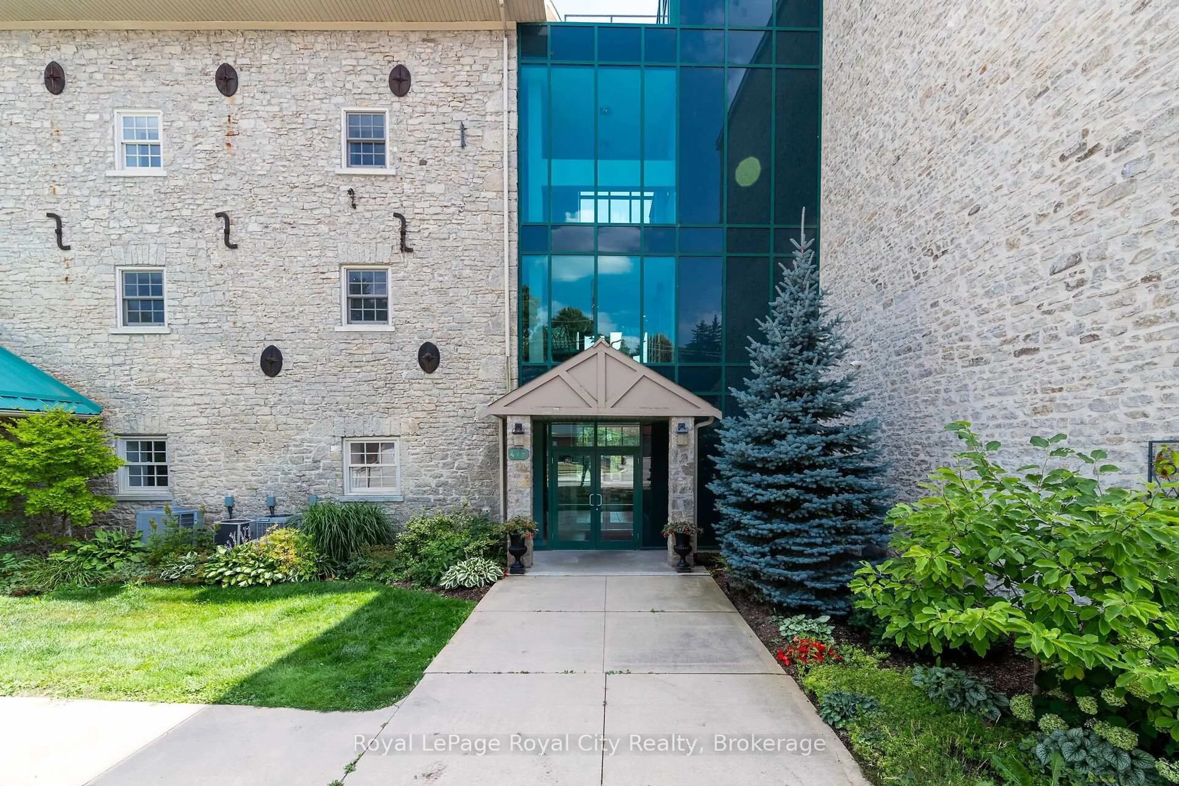 Indoor foyer for 478 St Andrew St #301, Centre Wellington Ontario N1M 3V7