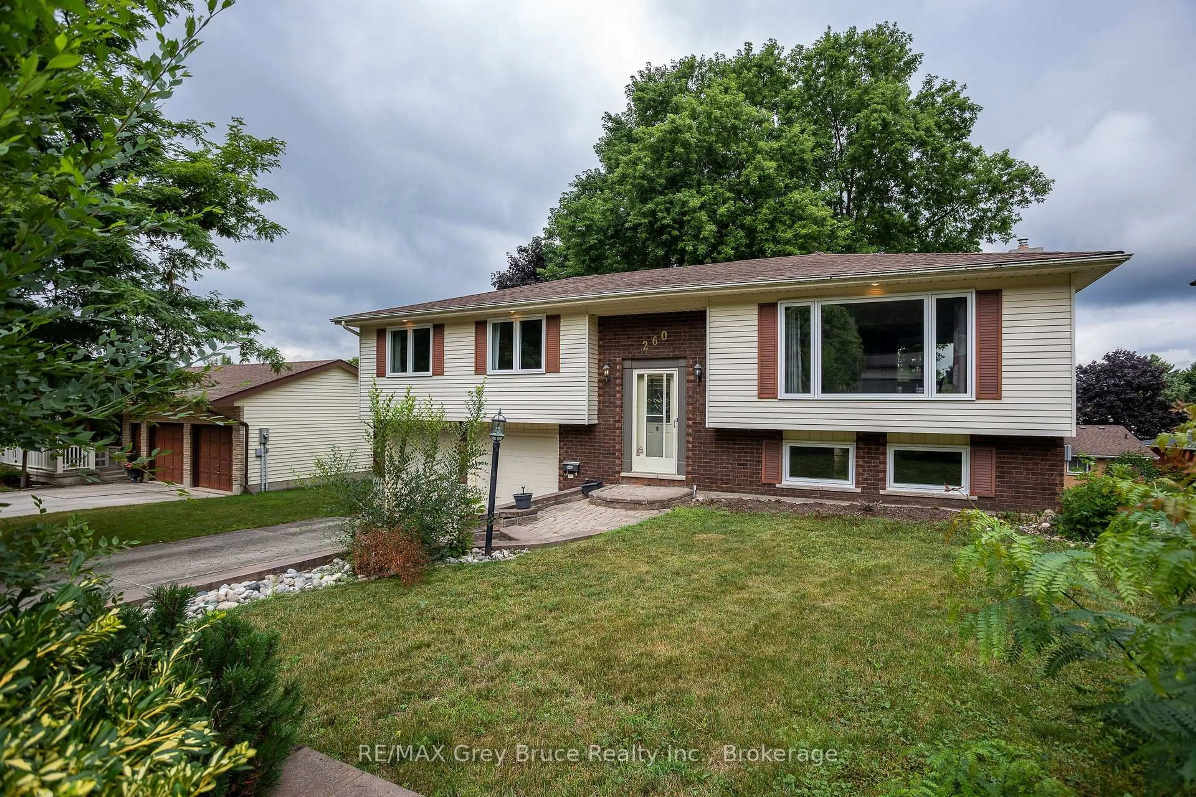 Home with vinyl exterior material, street for 260 8th A Ave, Owen Sound Ontario N4K 6L2