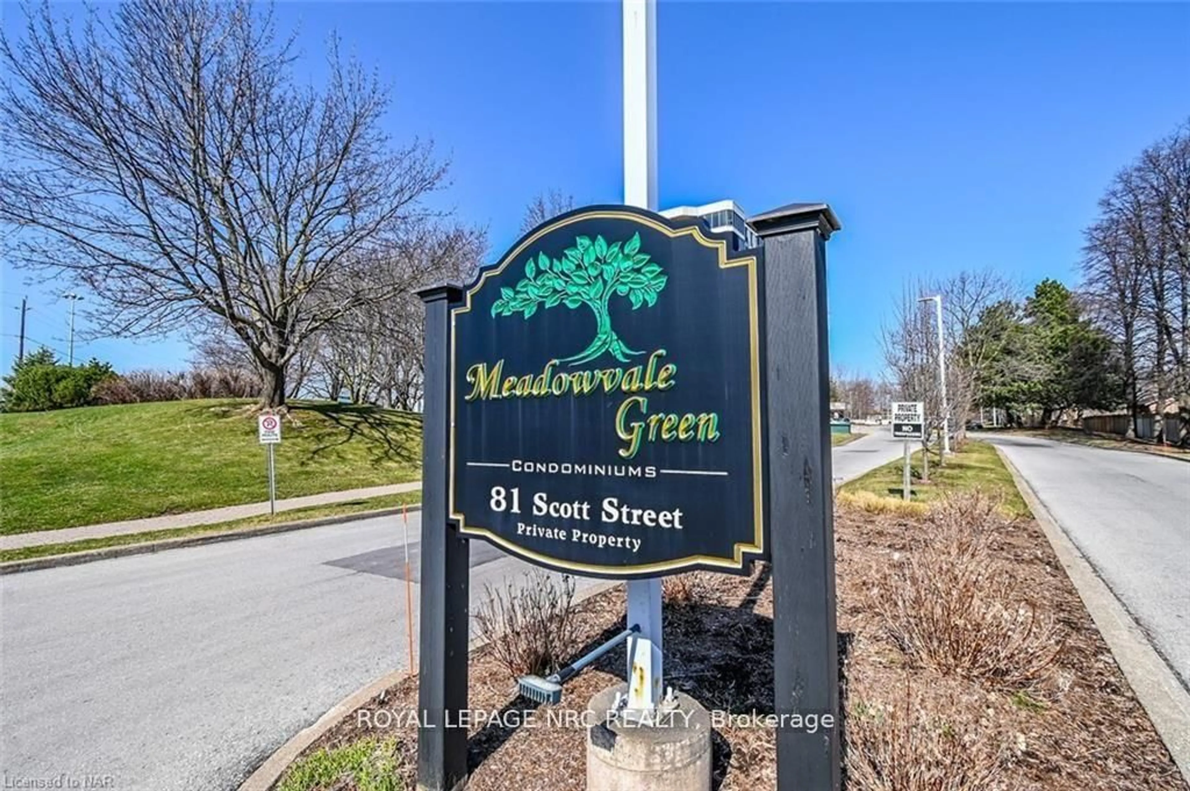 Indoor foyer for 81 Scott Dr #201, St. Catharines Ontario L2N 7L5