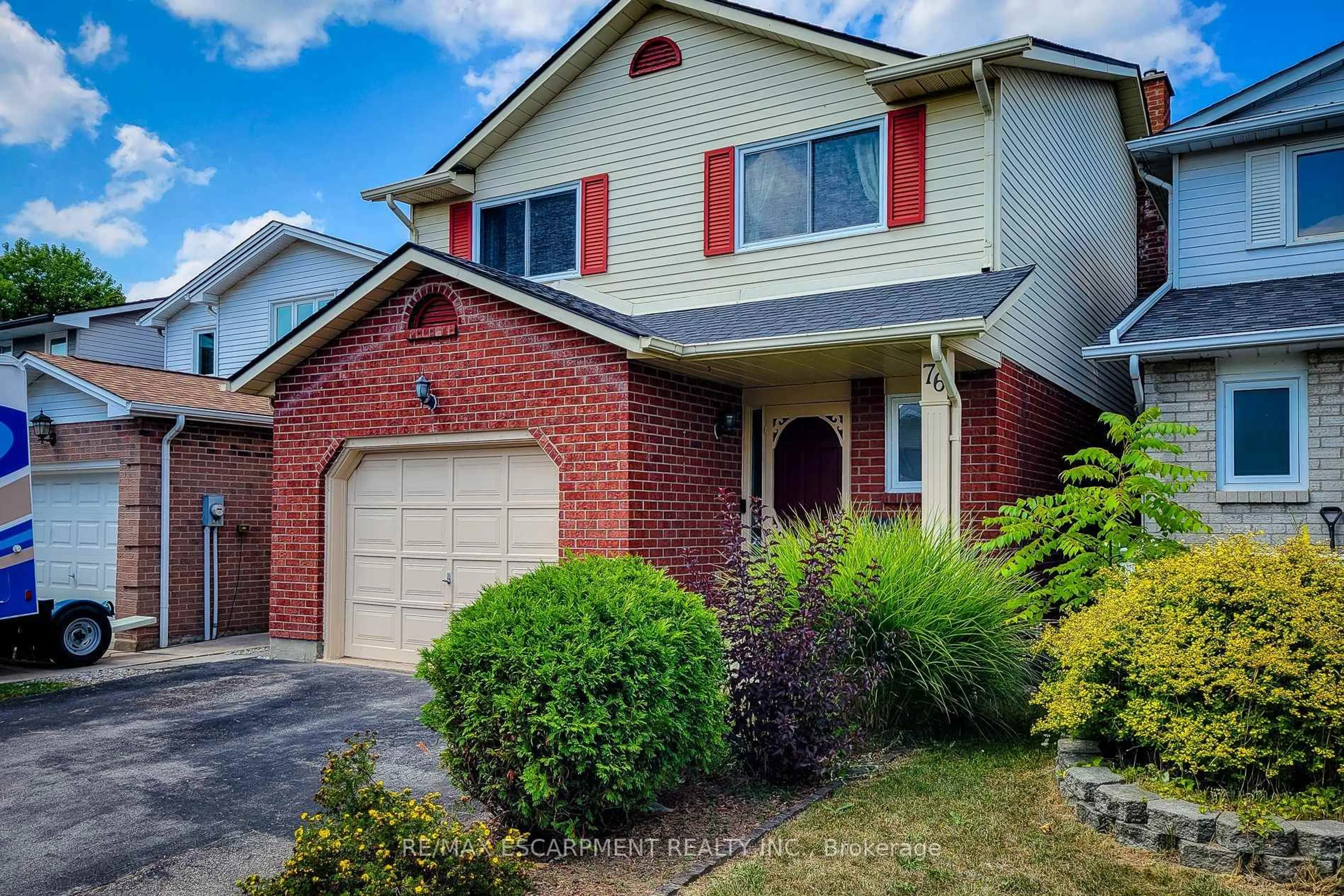 Home with brick exterior material, street for 76 Baxter Cres, Thorold Ontario L2V 4R6