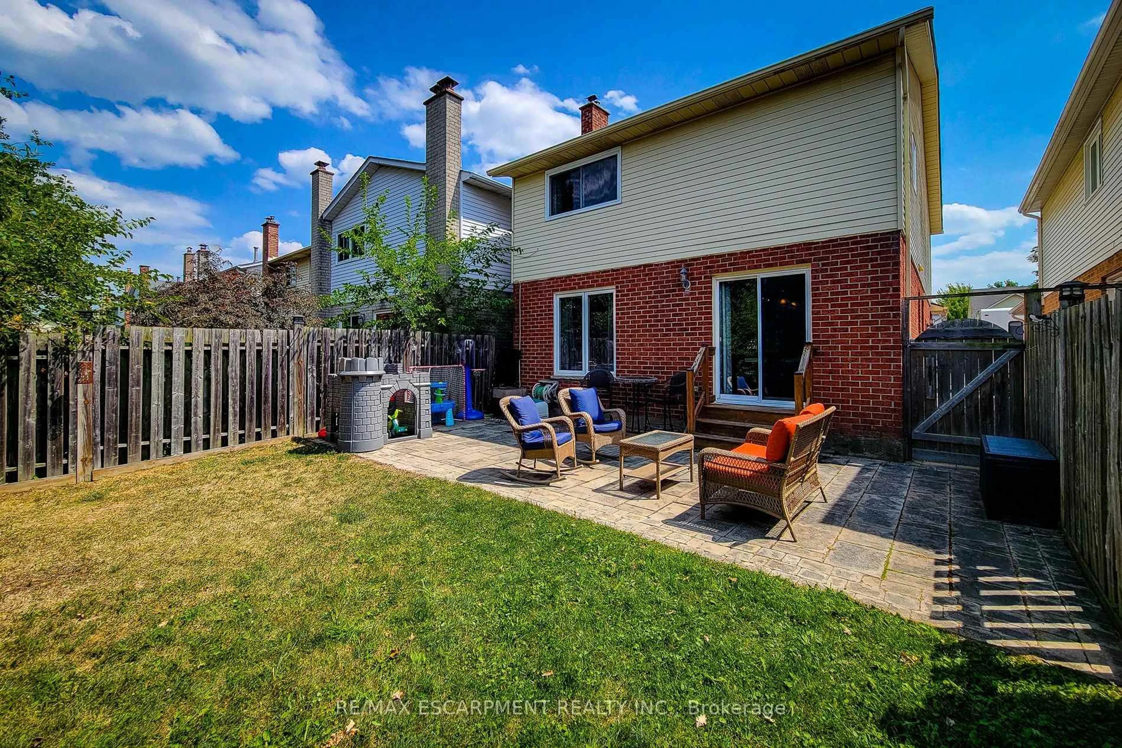 Patio, street for 76 Baxter Cres, Thorold Ontario L2V 4R6