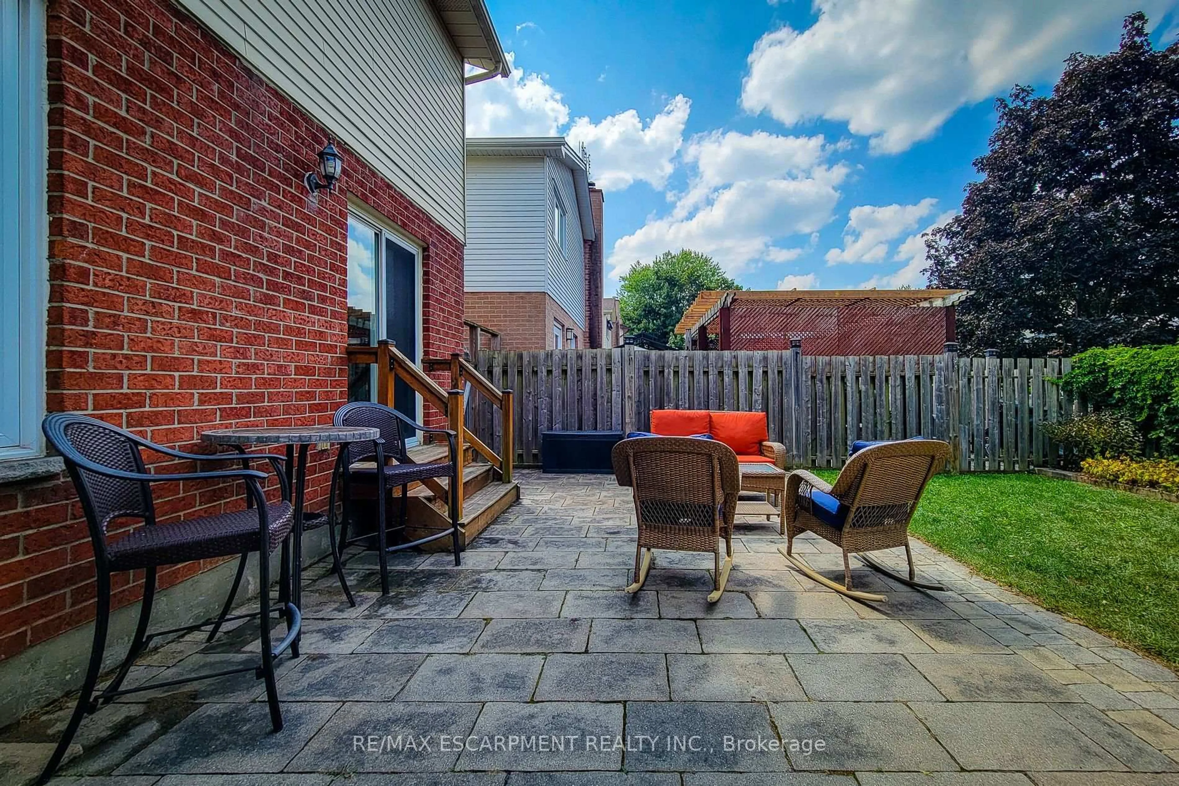 Patio, street for 76 Baxter Cres, Thorold Ontario L2V 4R6