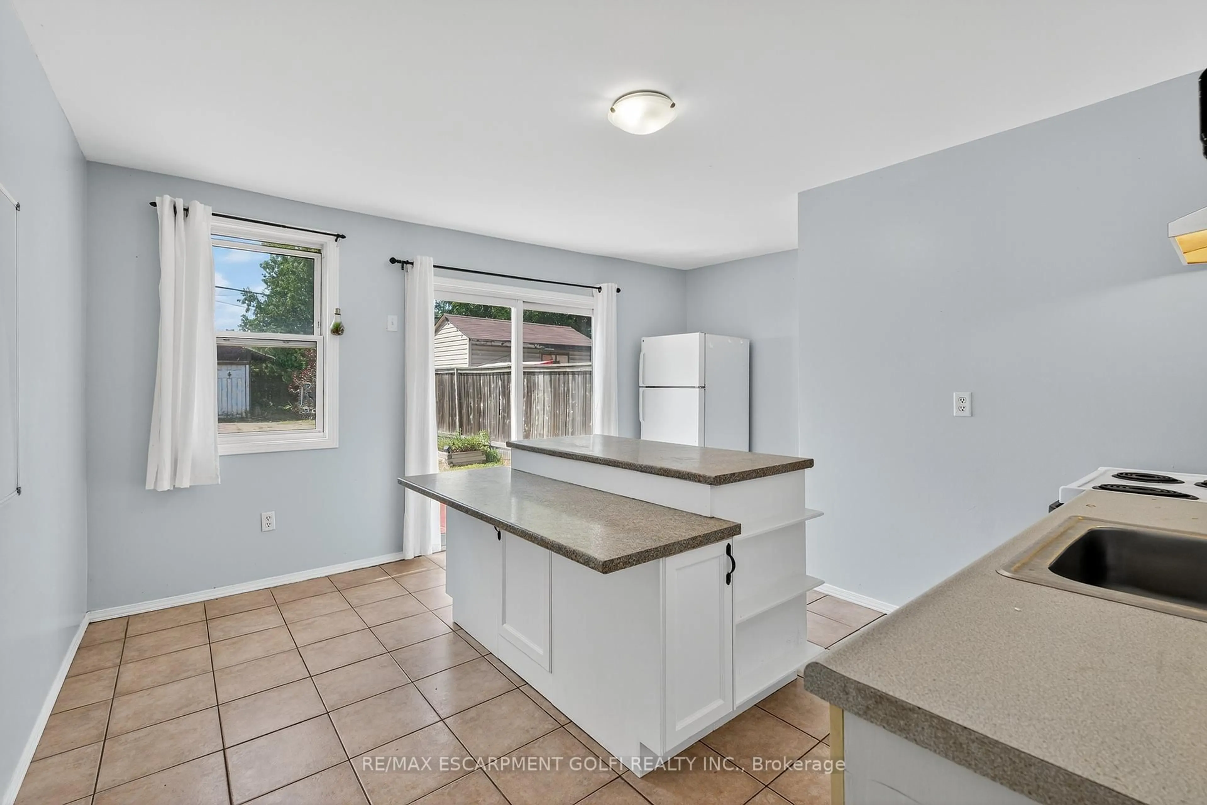 Open concept kitchen, ceramic/tile floor for 111 Hillyard St, Hamilton Ontario L8L 6B5