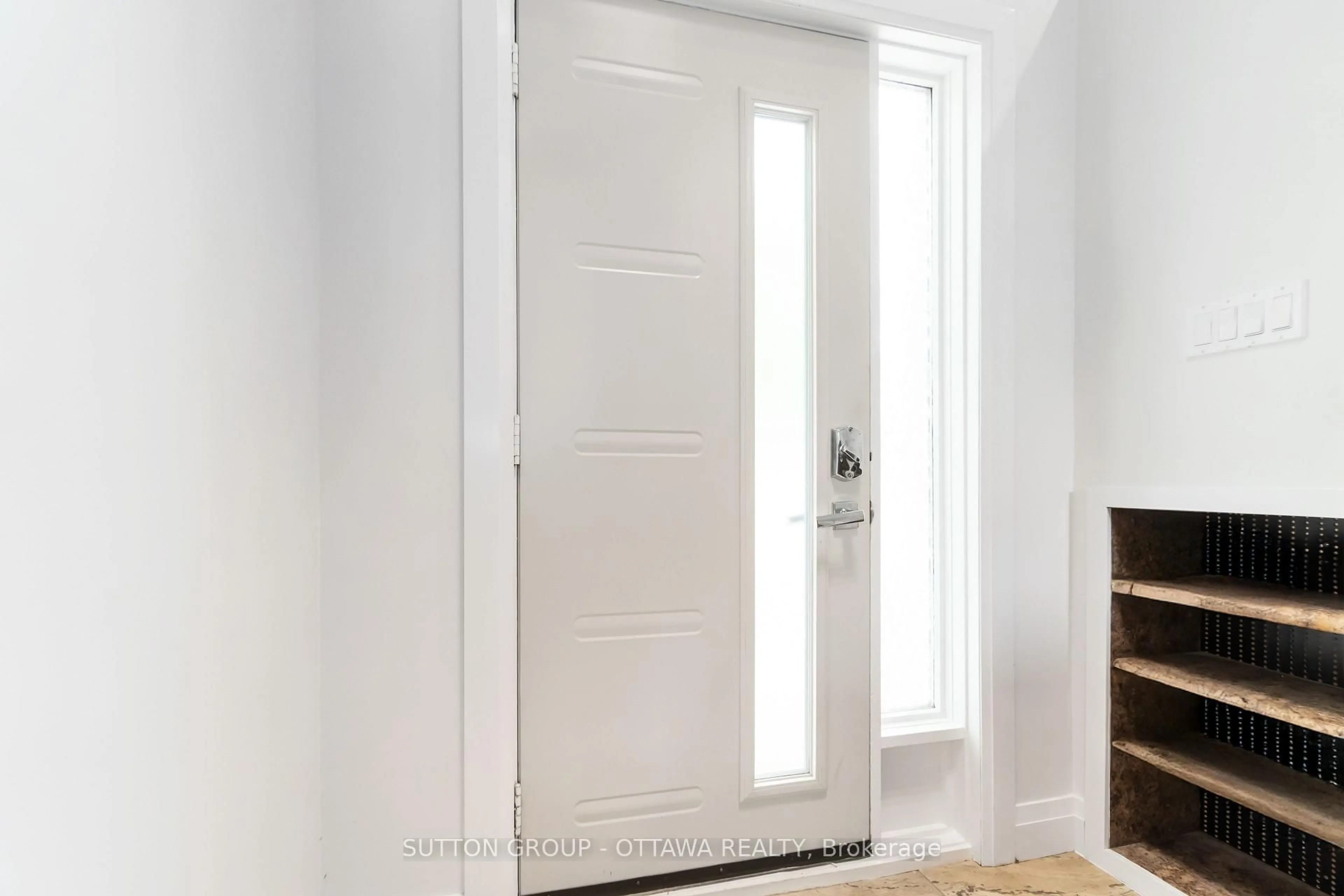 Indoor entryway for 220 Agathe St, Clarence-Rockland Ontario K4K 1K7