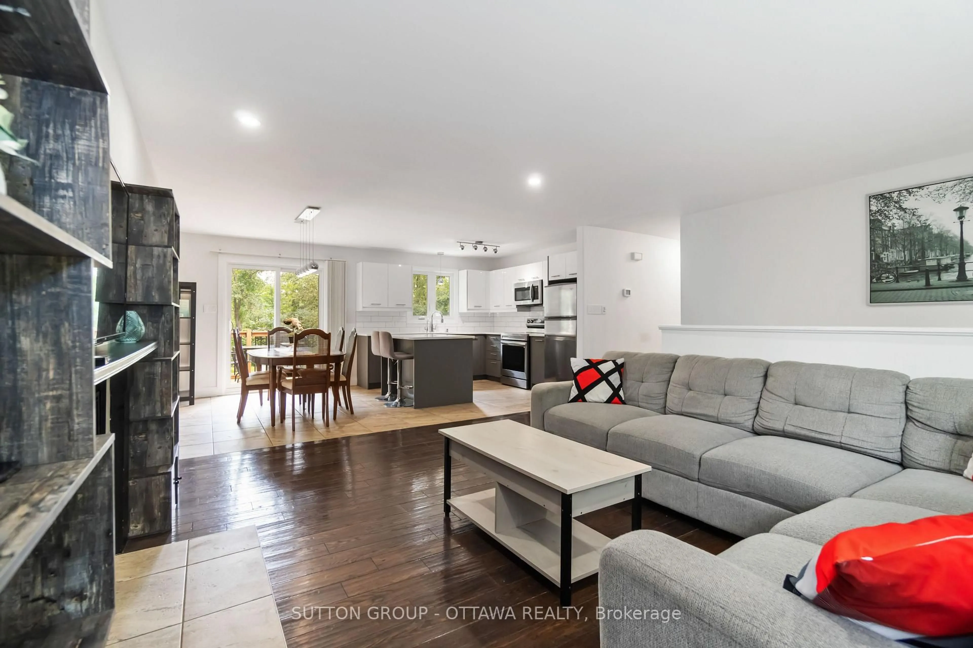 Living room with furniture, unknown for 220 Agathe St, Clarence-Rockland Ontario K4K 1K7