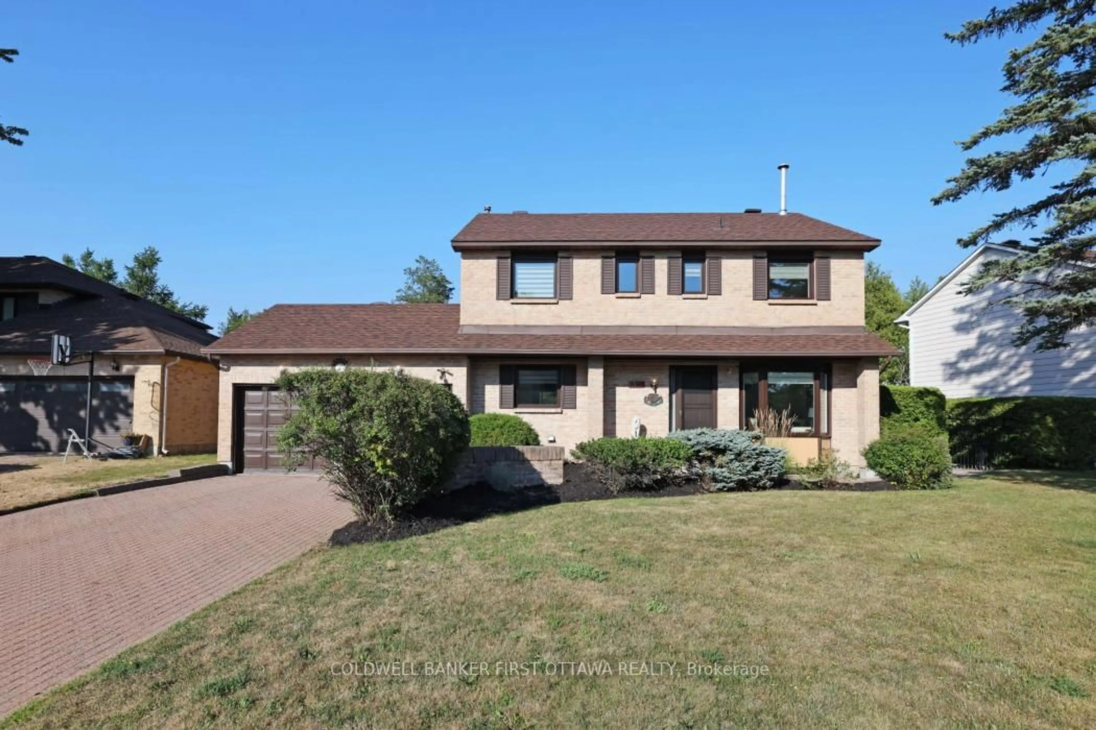 Home with vinyl exterior material, street for 338 Liard St, Ottawa Ontario K2S 1J8