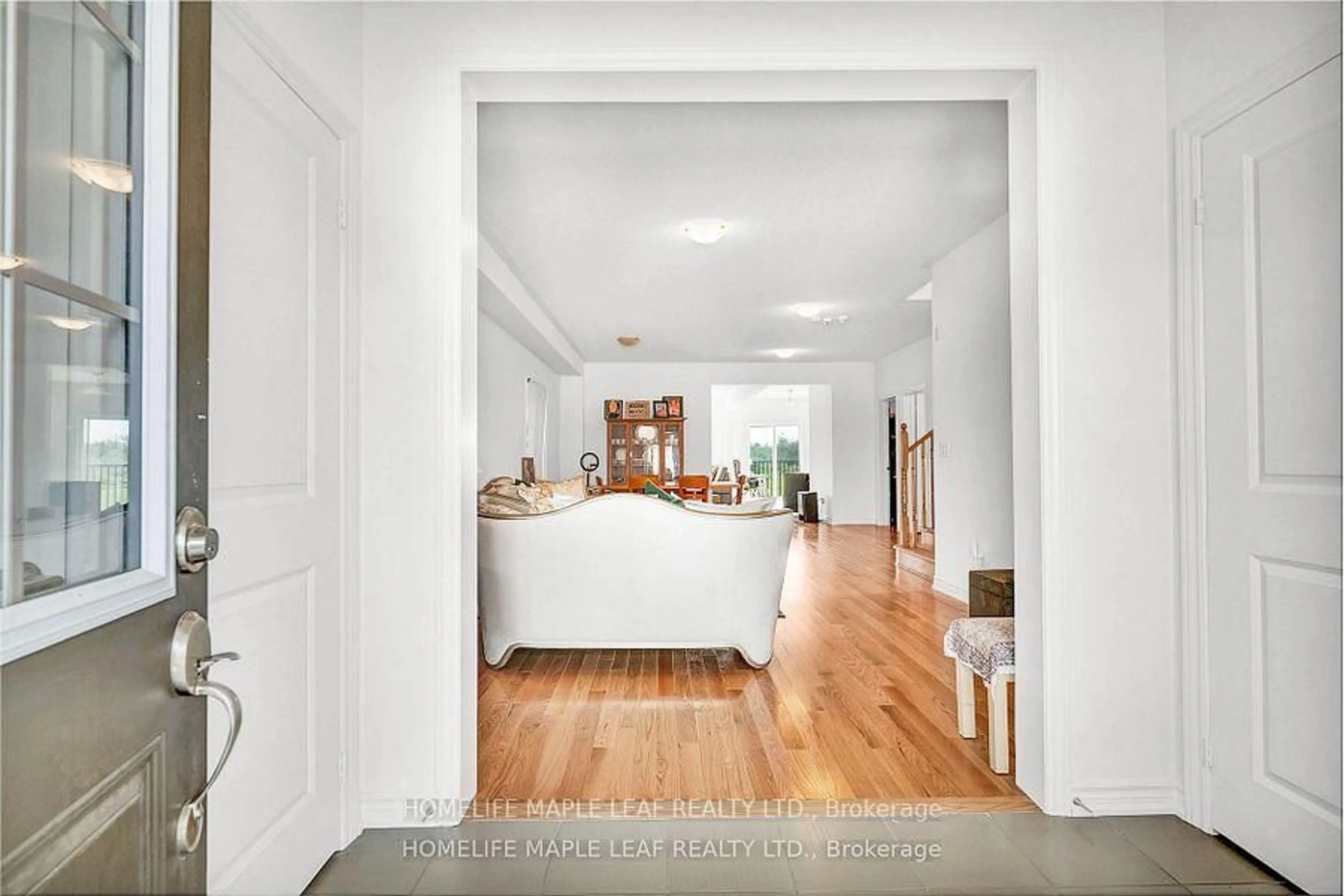 Indoor foyer for 377 Russell St, Southgate Ontario N0C 1B0