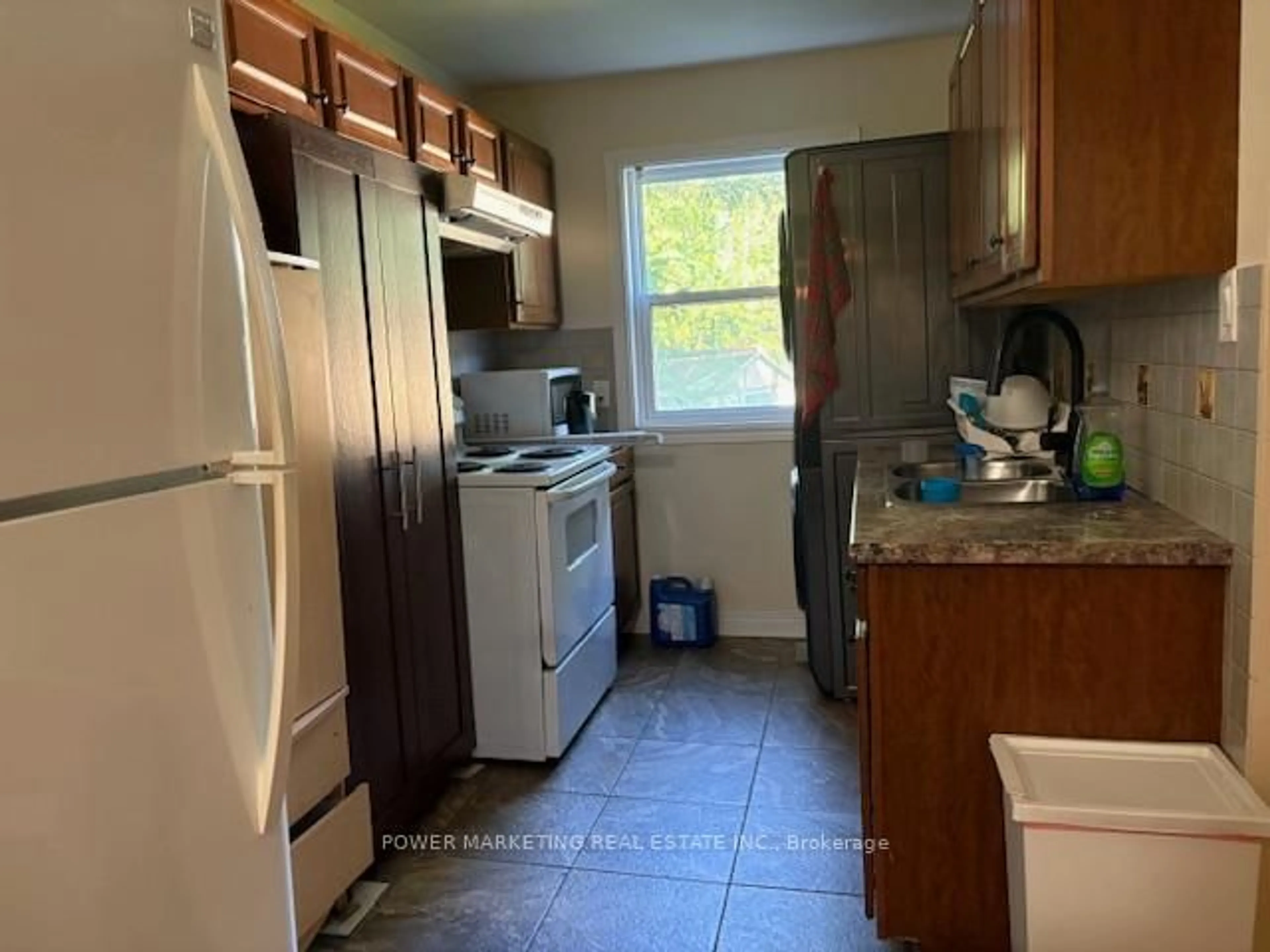 Standard kitchen, unknown for 803 Merivale Rd, Ottawa Ontario K1Z 5Z5