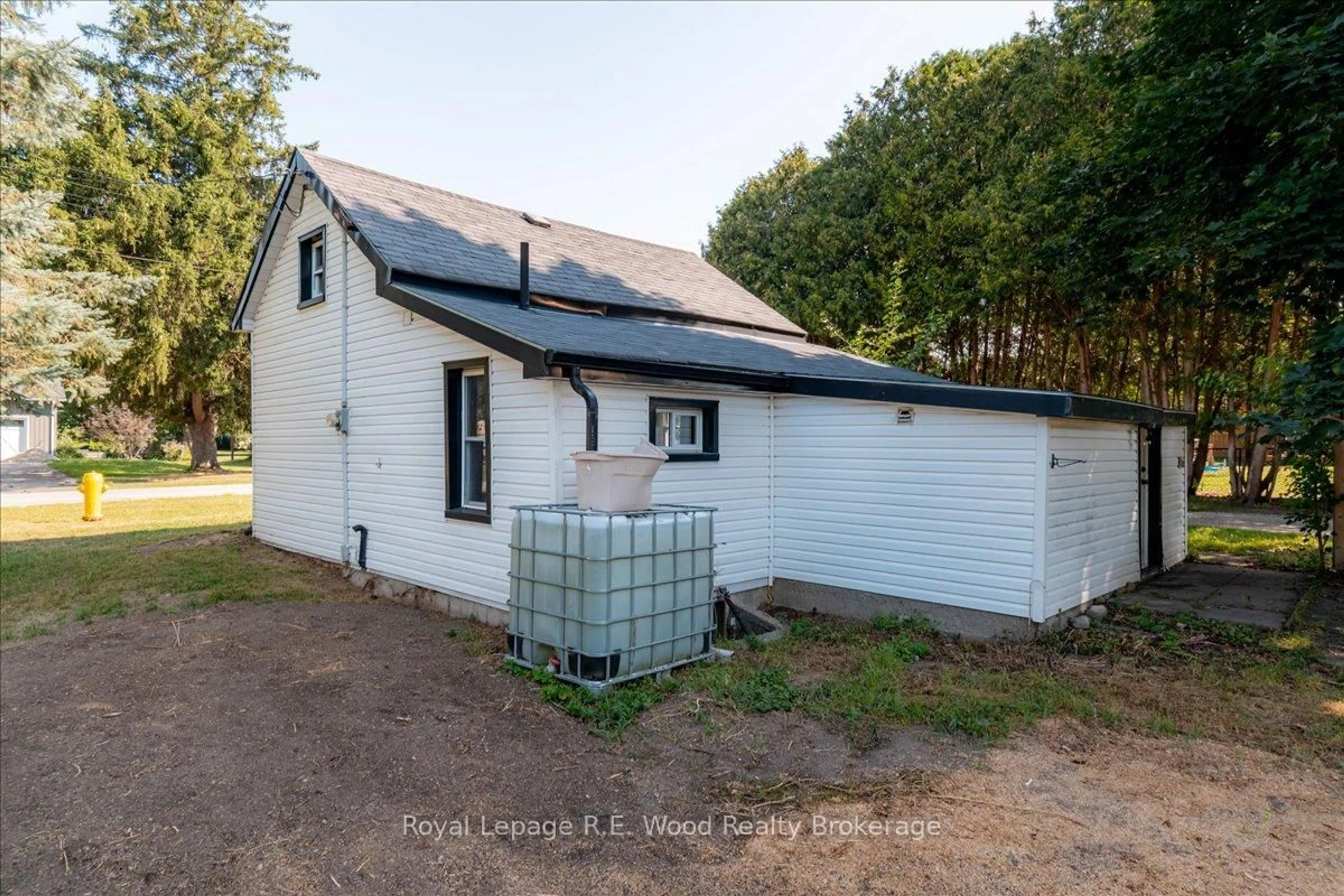 A pic from outside/outdoor area/front of a property/back of a property/a pic from drone, building for 7 MILL St, Norwich Ontario N0J 1R0