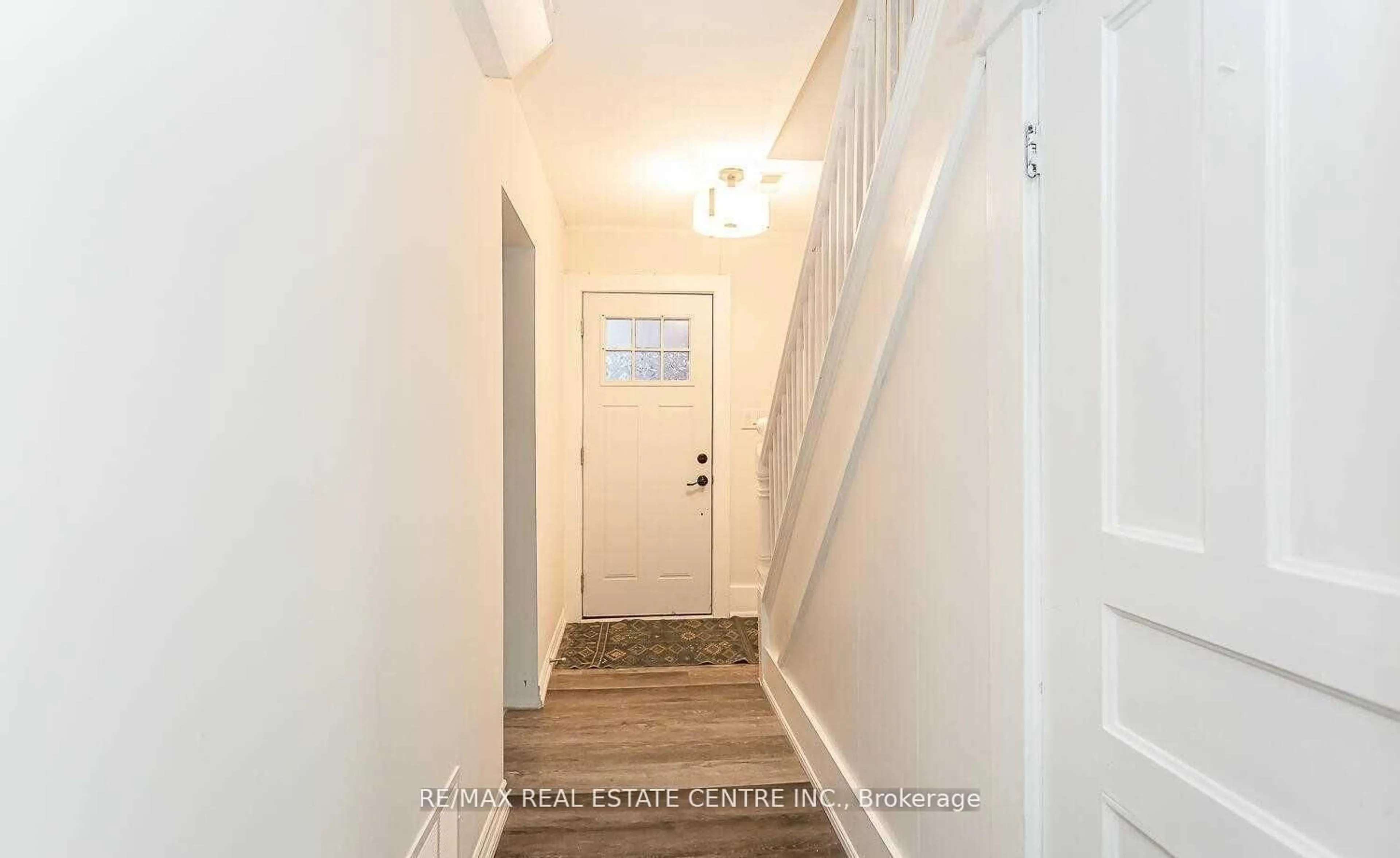 Indoor entryway for 18 Forks Rd, Welland Ontario L3B 5K1