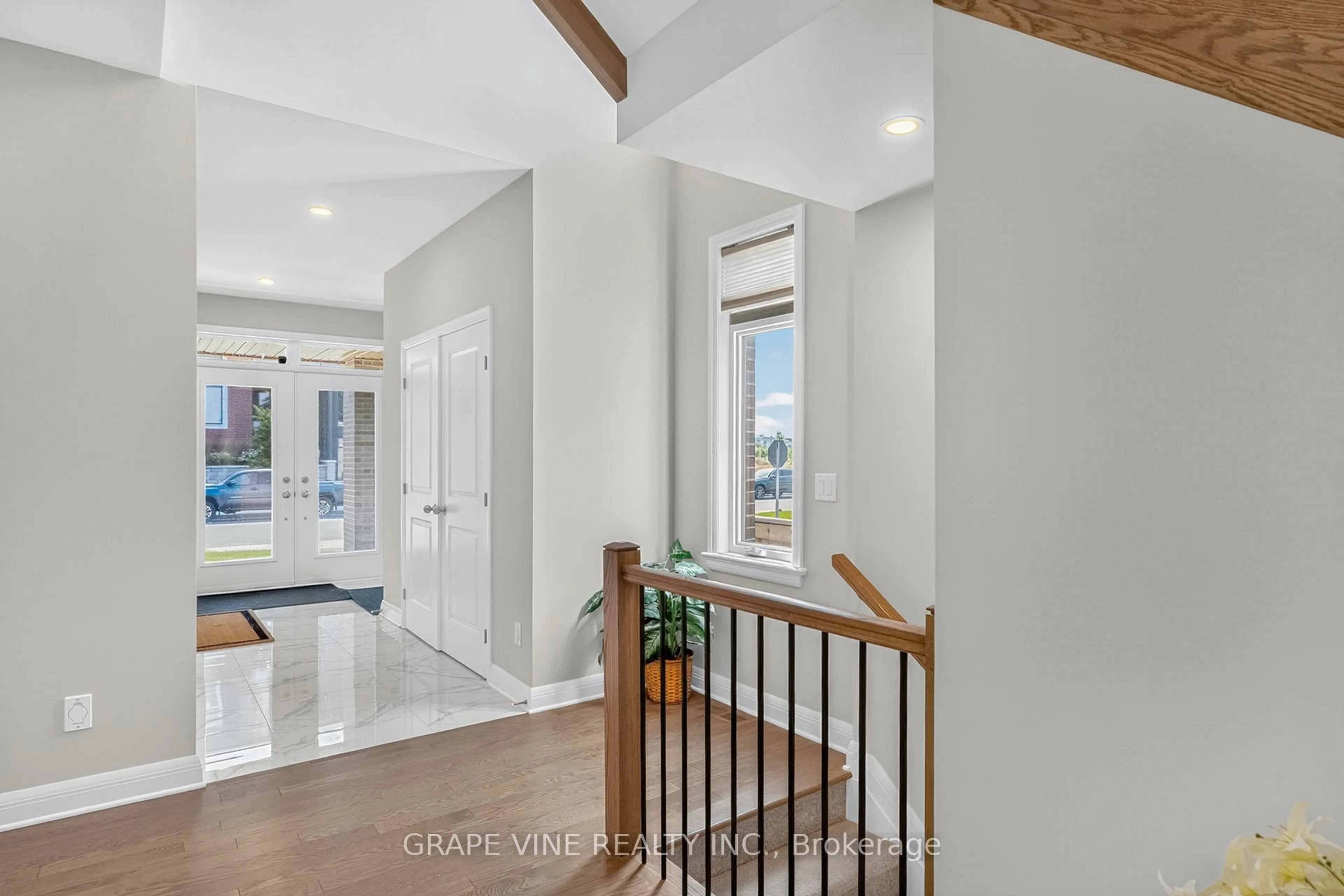 Indoor entryway for 525 Pimiwidon St, Ottawa Ontario K1K 5A1