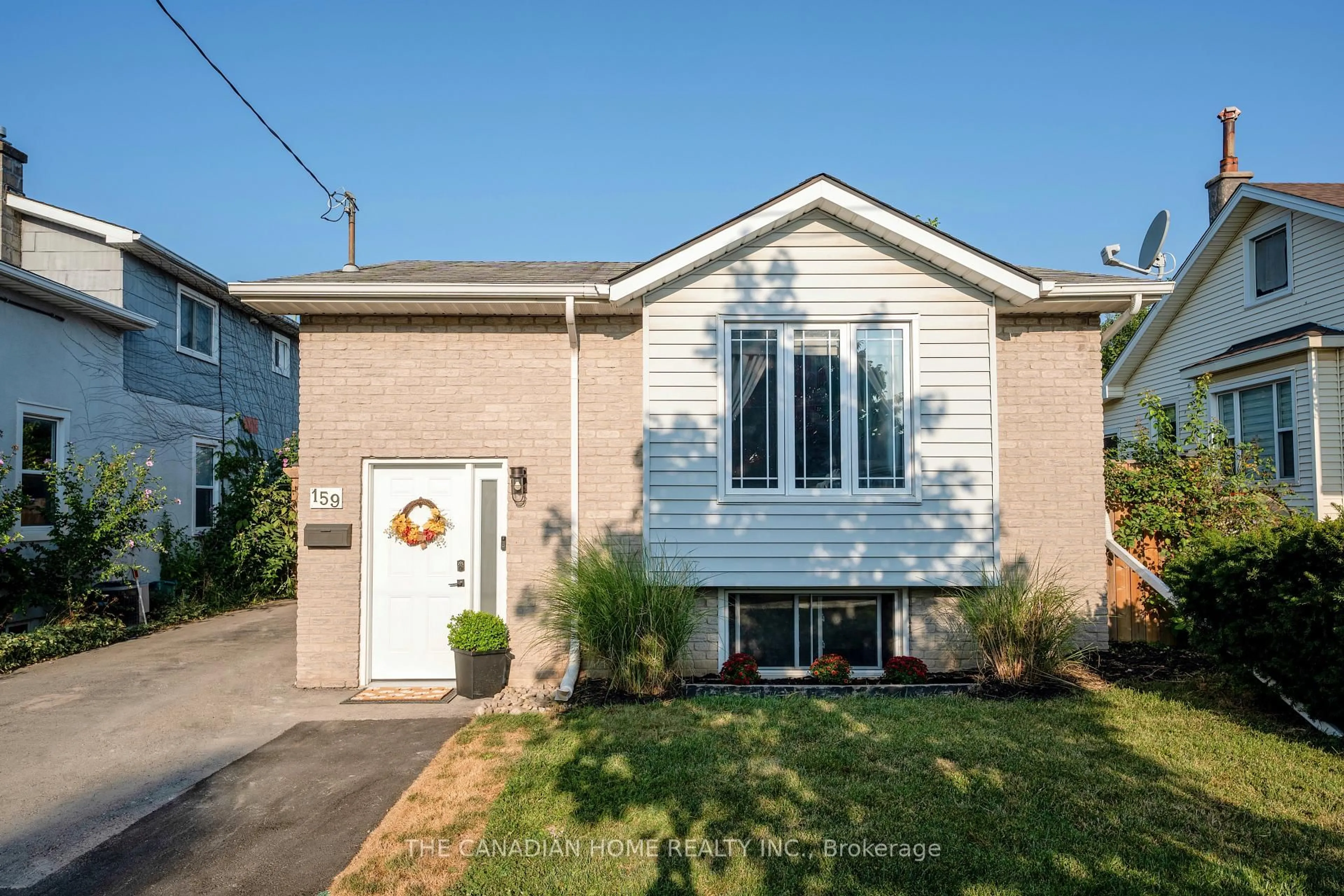 Home with vinyl exterior material, street for 159 PINE St, Thorold Ontario L2V 3M5