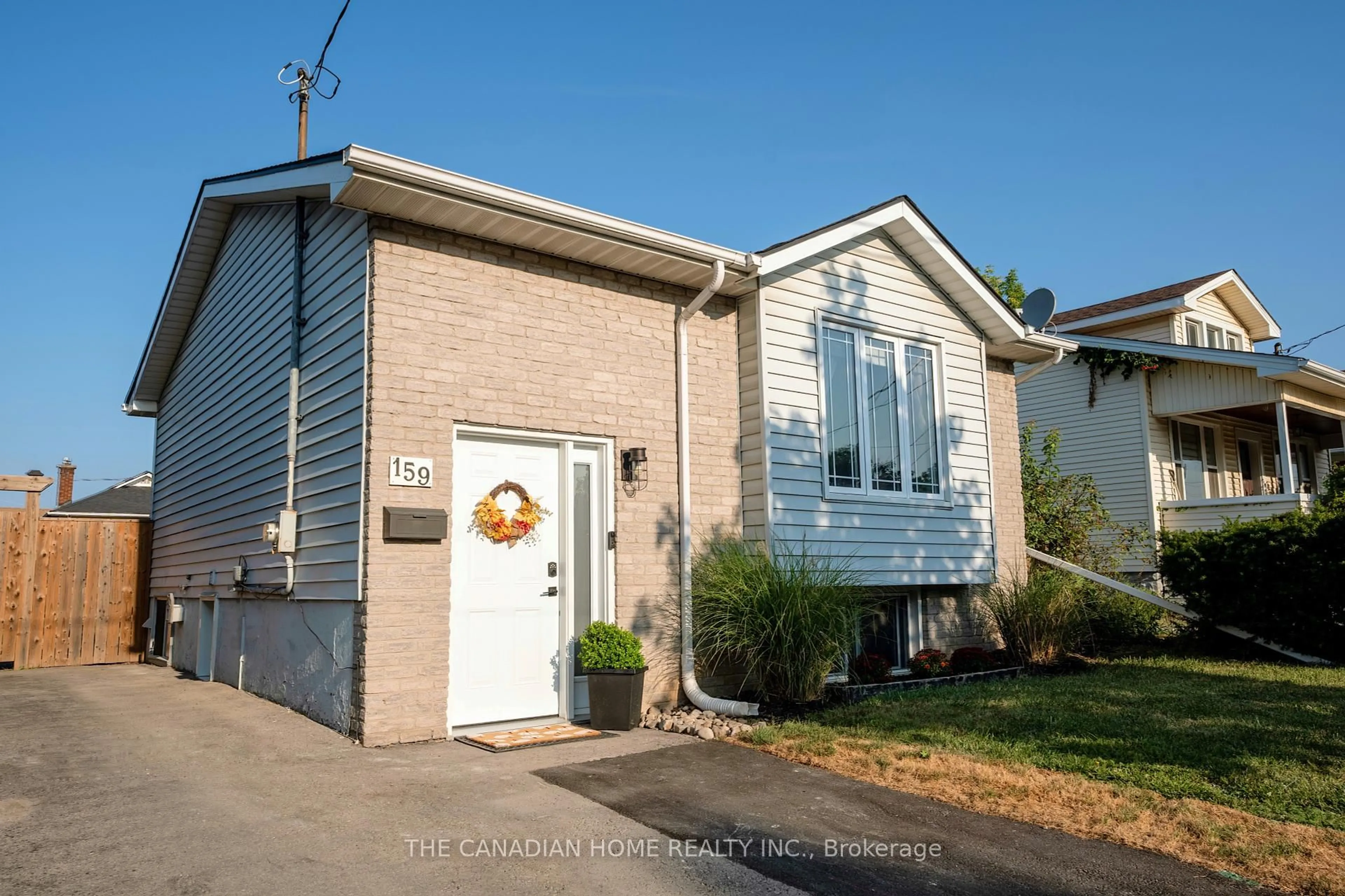 Home with vinyl exterior material, street for 159 PINE St, Thorold Ontario L2V 3M5