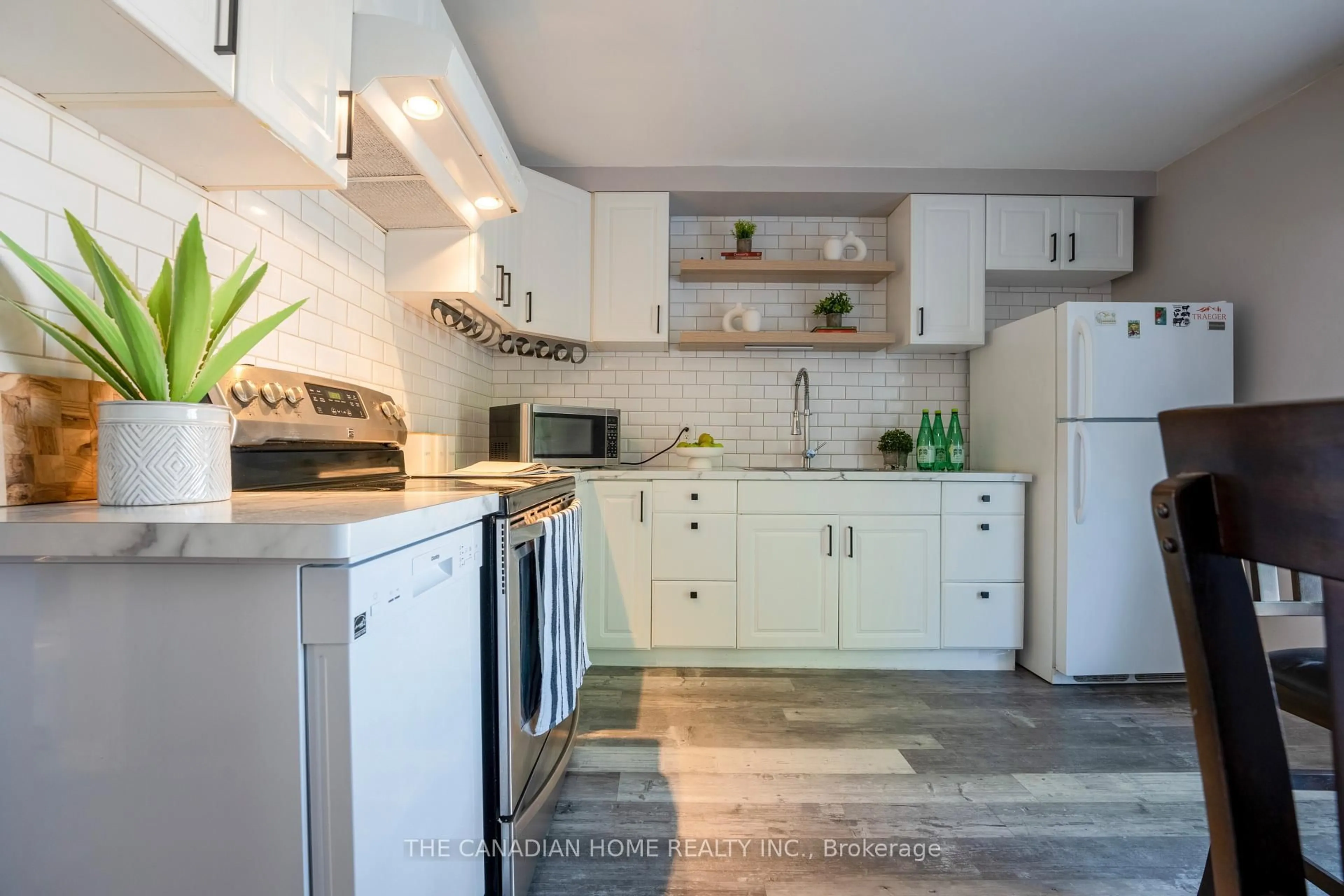 Open concept kitchen, ceramic/tile floor for 159 PINE St, Thorold Ontario L2V 3M5