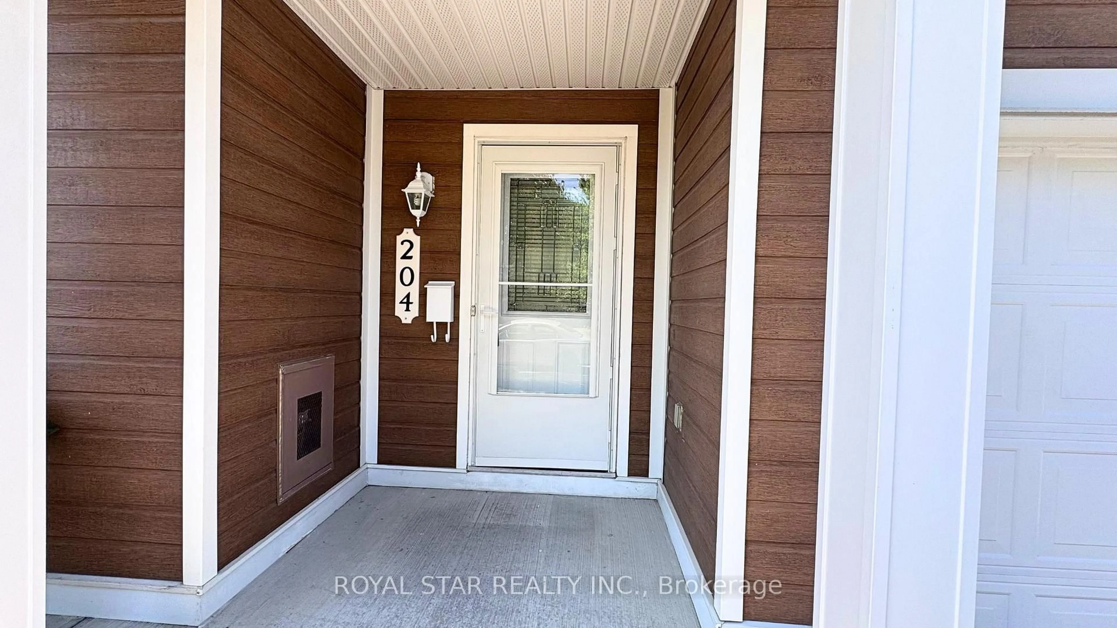 Indoor entryway for 204 Catamount Crt, Ottawa Ontario K2M 0A8
