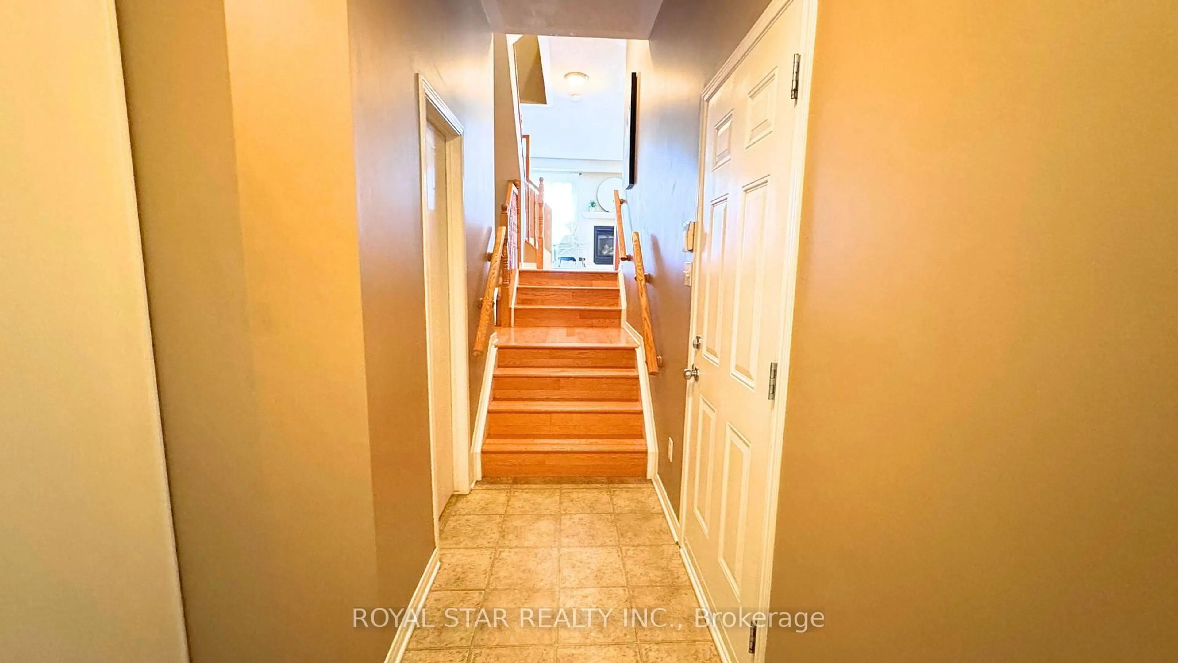 Indoor entryway for 204 Catamount Crt, Ottawa Ontario K2M 0A8