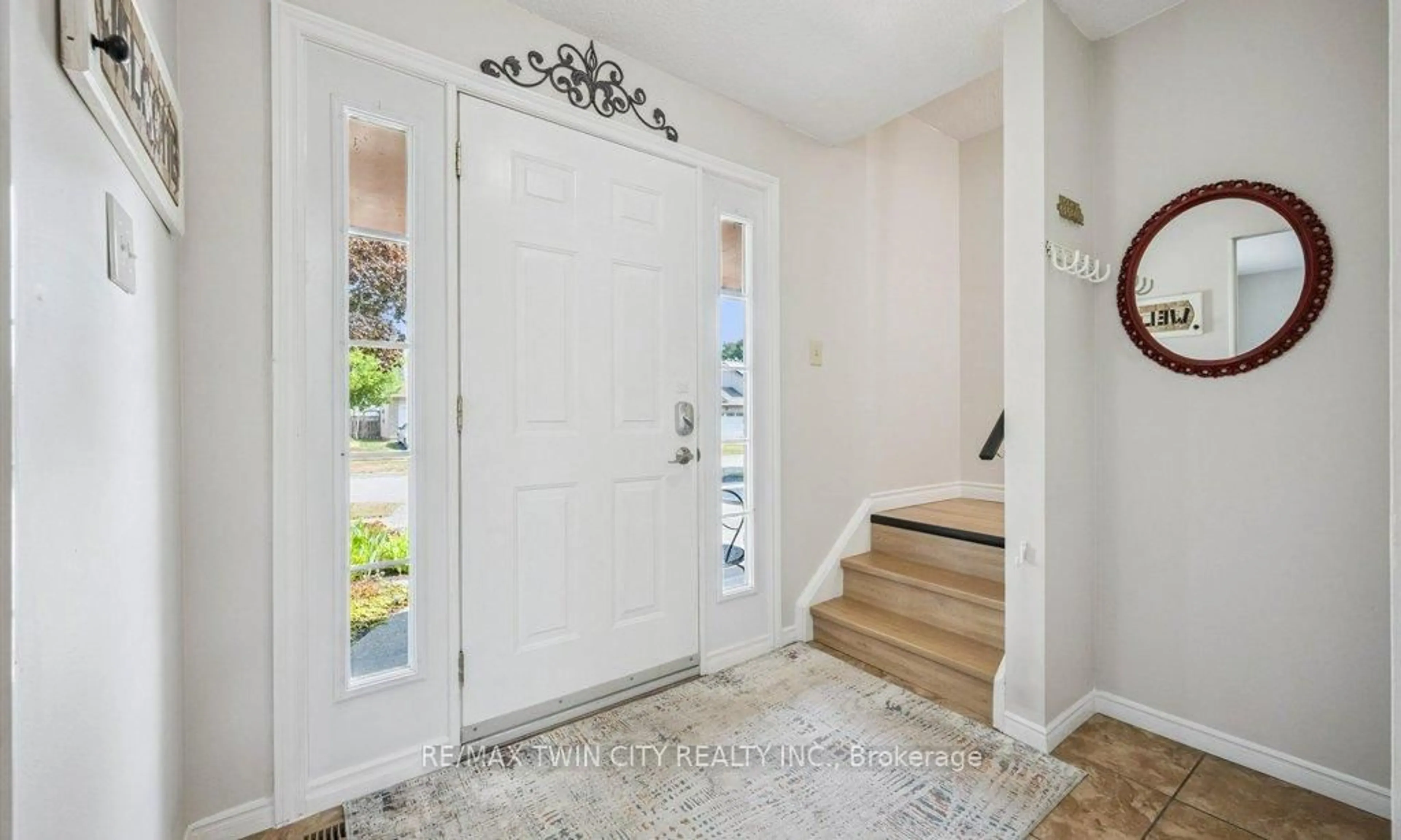 Indoor entryway for 136 St Jerome Cres, Kitchener Ontario N2C 2L2