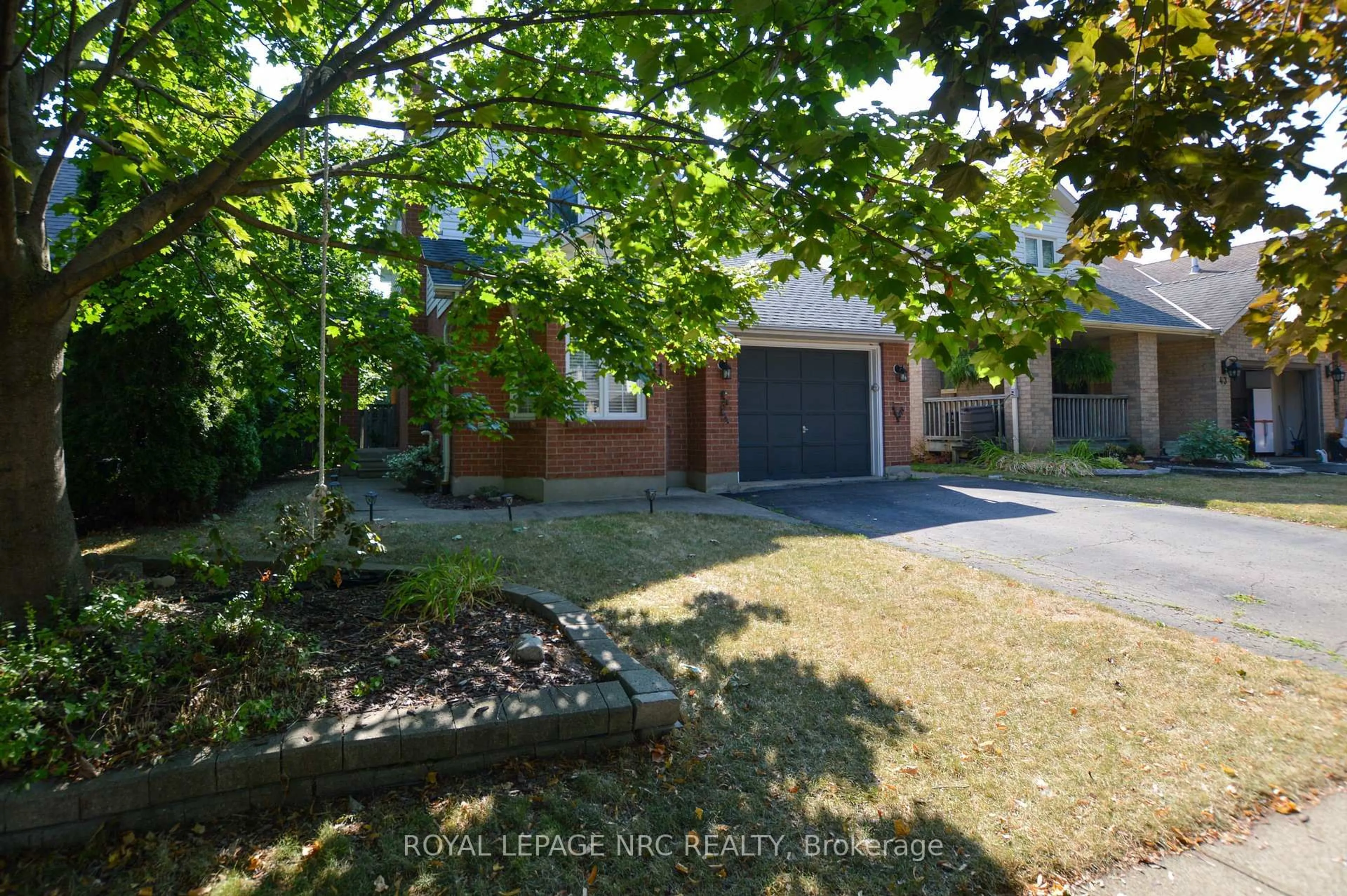A pic from outside/outdoor area/front of a property/back of a property/a pic from drone, street for 41 HUNTINGTON Lane, St. Catharines Ontario L2S 3R5